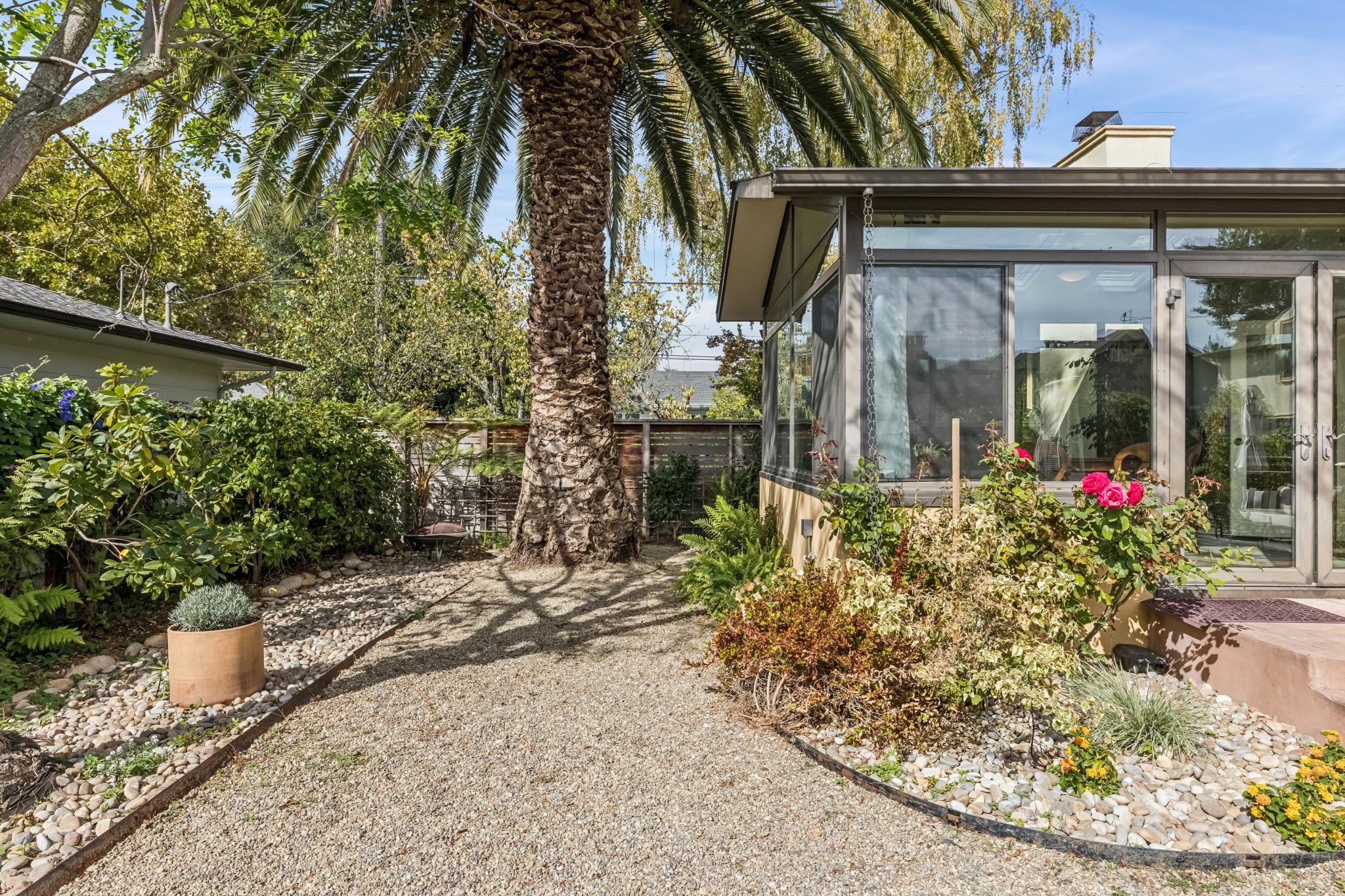  483 E. Napa St - 物件實景