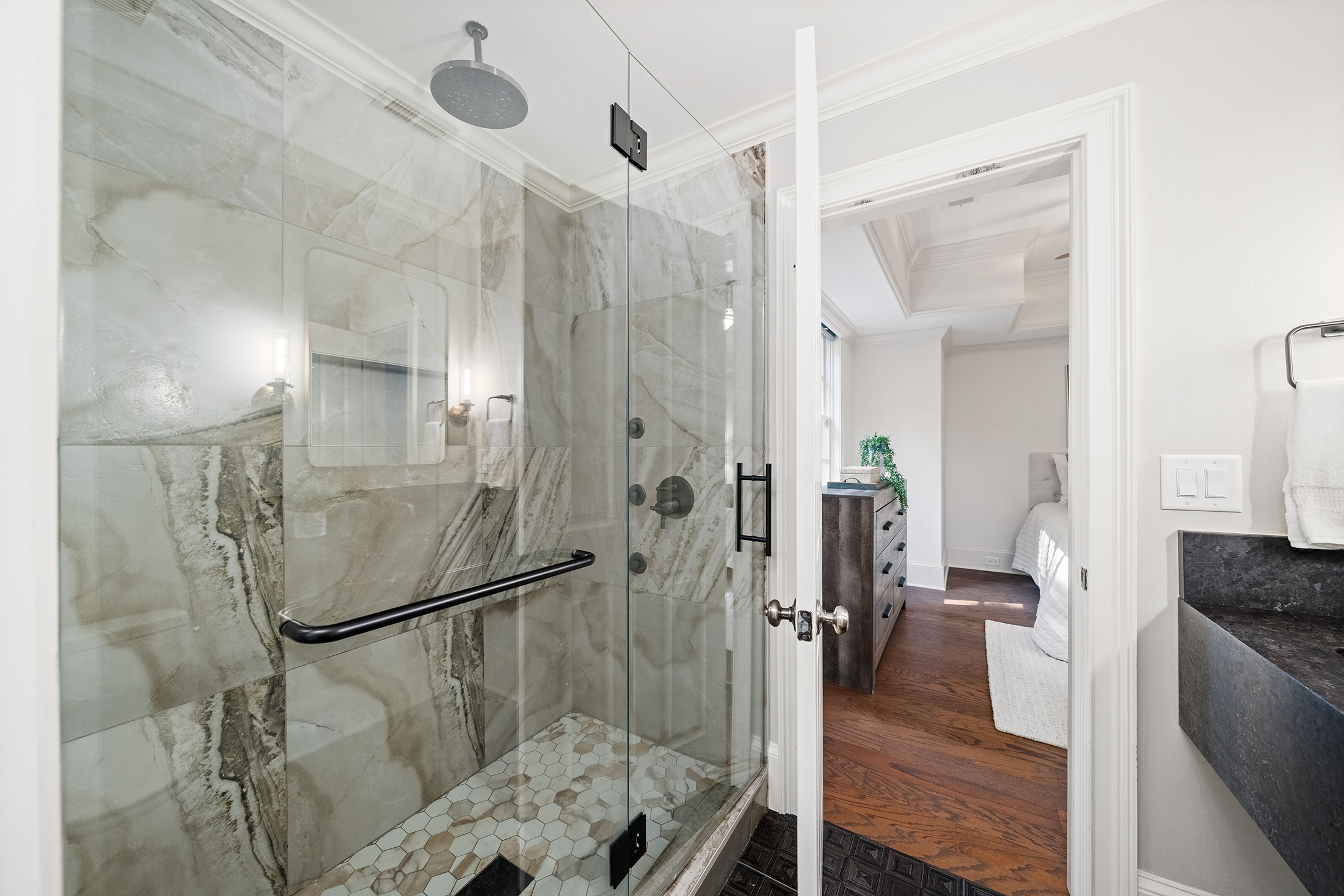  Located Within the Gated Greystone Farms Community in Milton - 物件實景