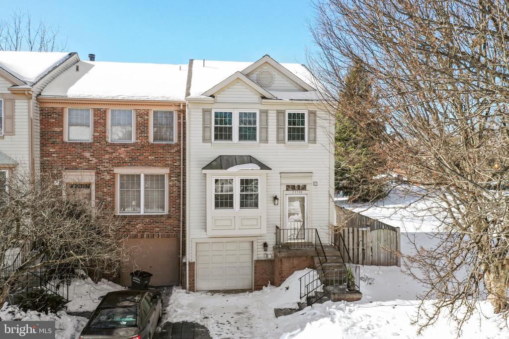 Sterling, Virginia, 20164, United States, 2 Bedrooms Bedrooms, ,3 BathroomsBathrooms,Residential,For Sale,2015095