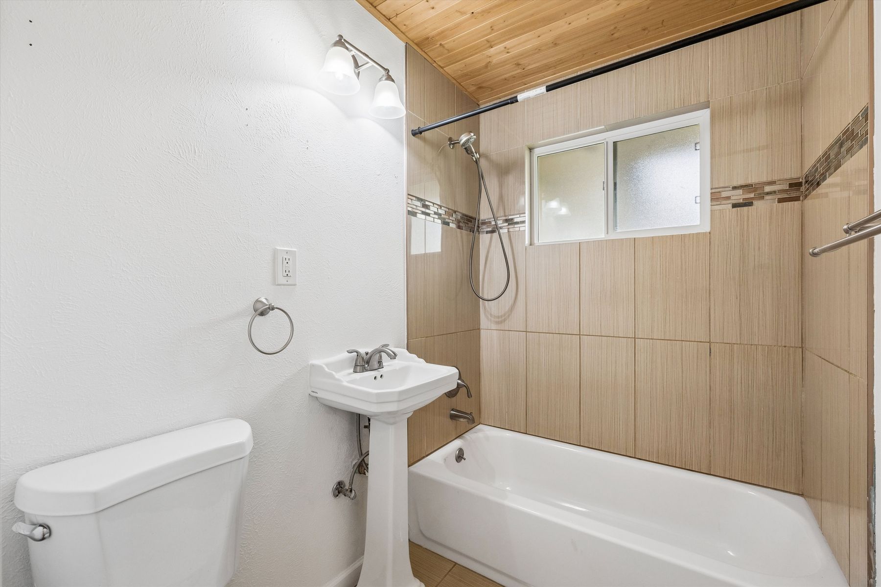  Updated 4-Becroom Brick Ranch in Arvada With Finished Basement - 物件實景