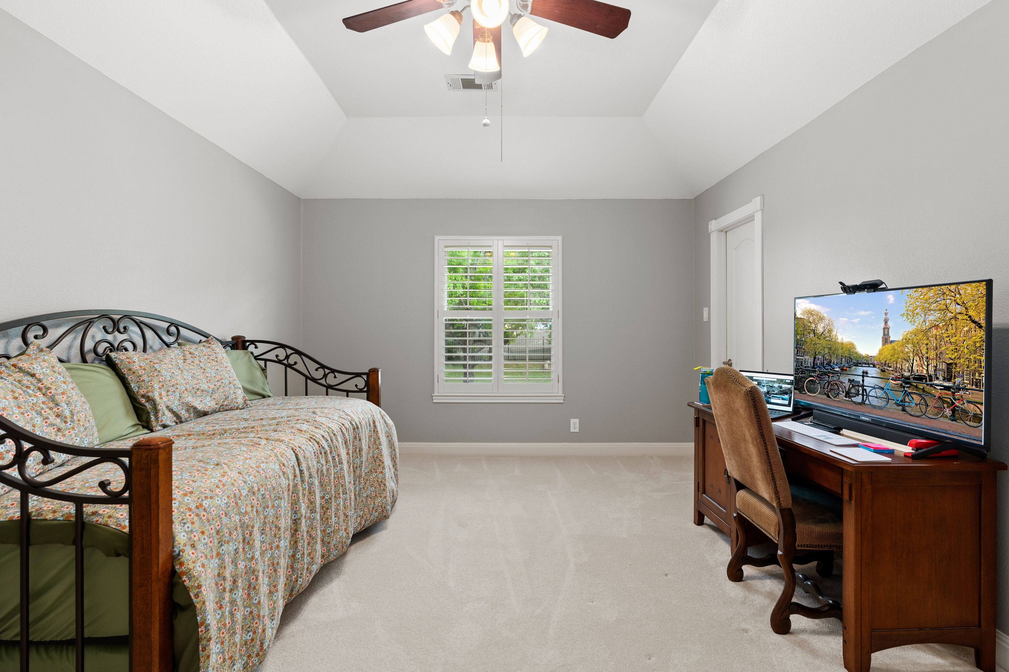  Spacious Estate with Poolside Views - 物件實景