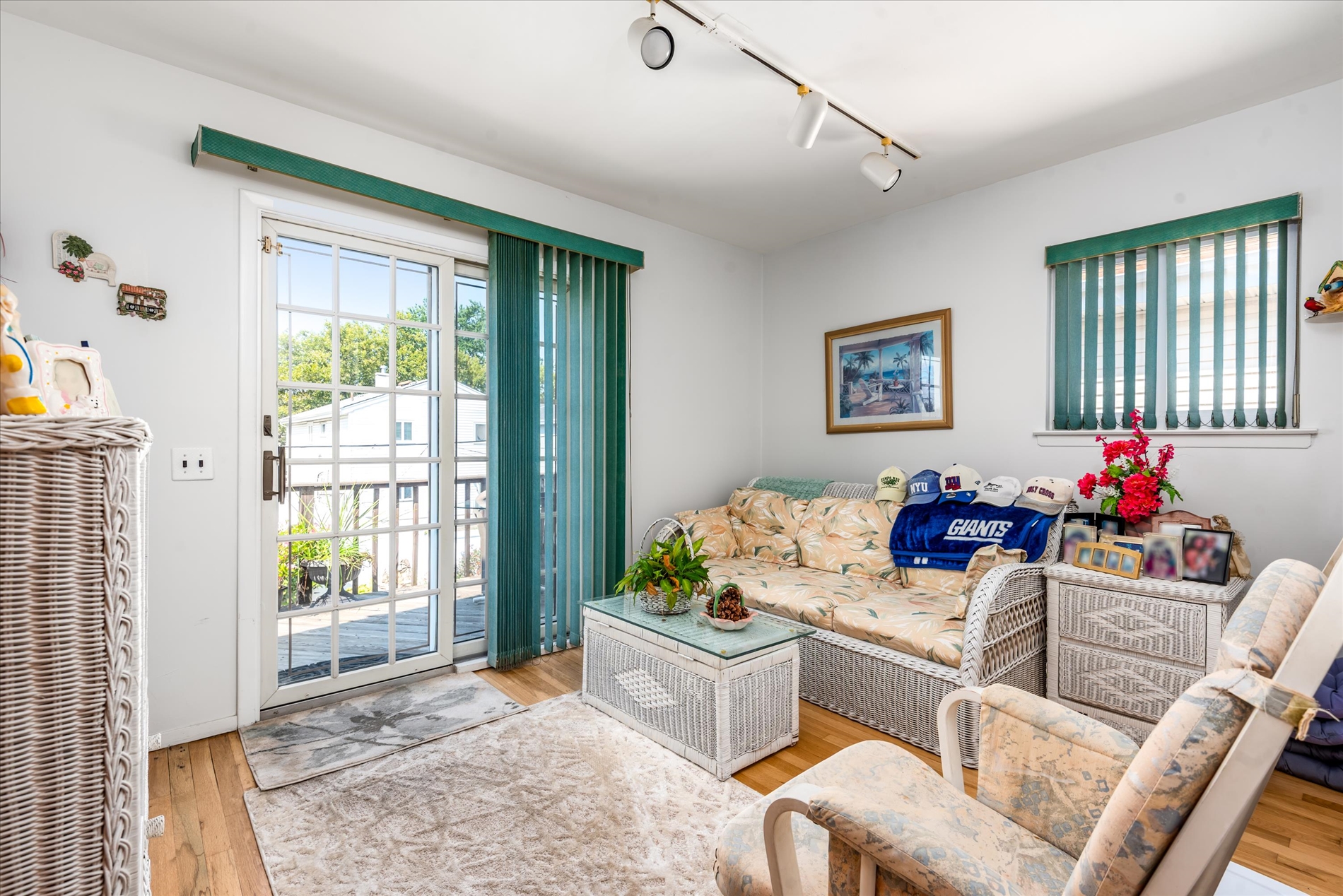 Howard Beach, New York, 11414, United States, 4 Bedrooms Bedrooms, ,2 BathroomsBathrooms,Residential,For Sale,1916184