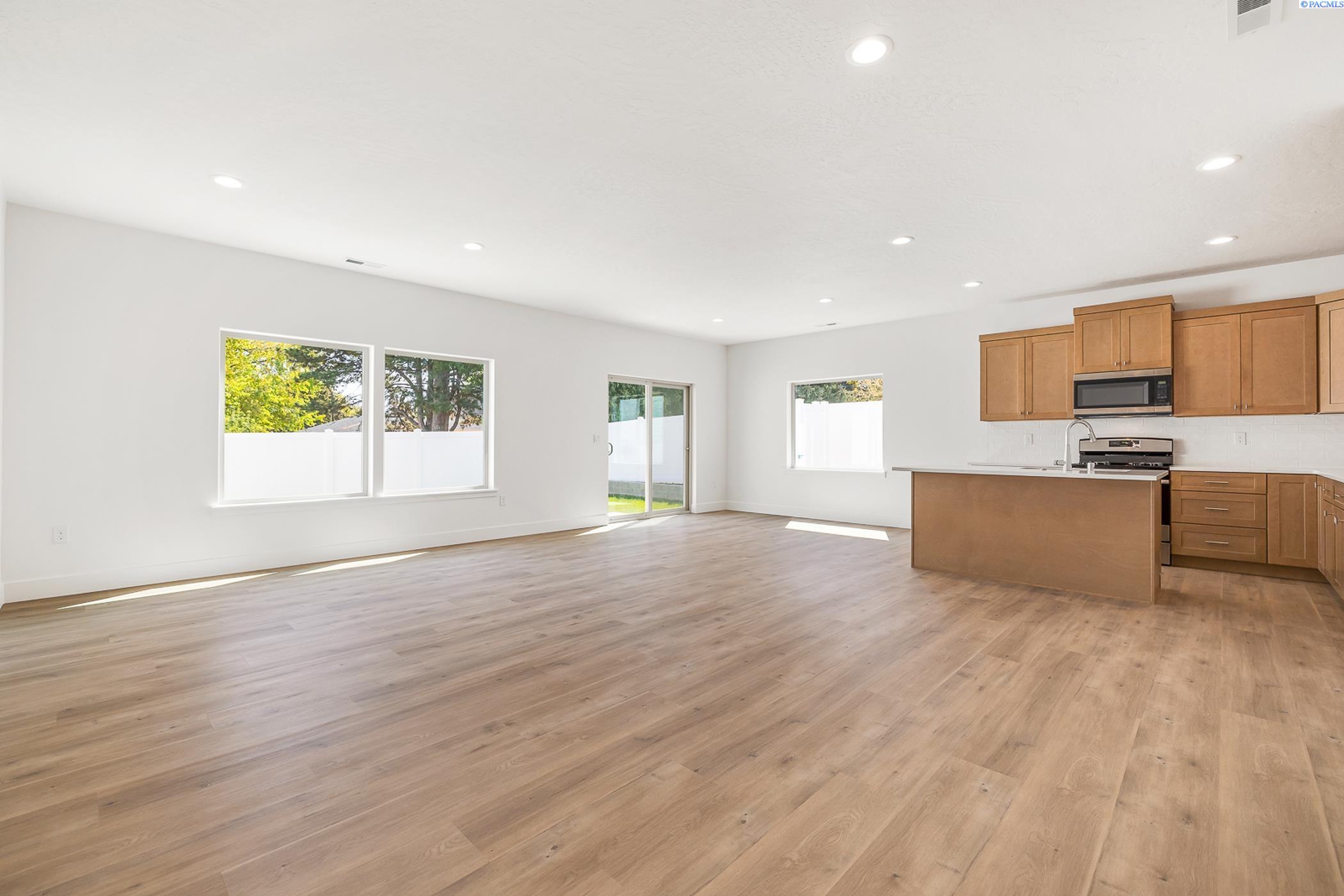Kennewick, Washington, 99337, United States, 7 Bedrooms Bedrooms, ,Residential,For Sale,1793347