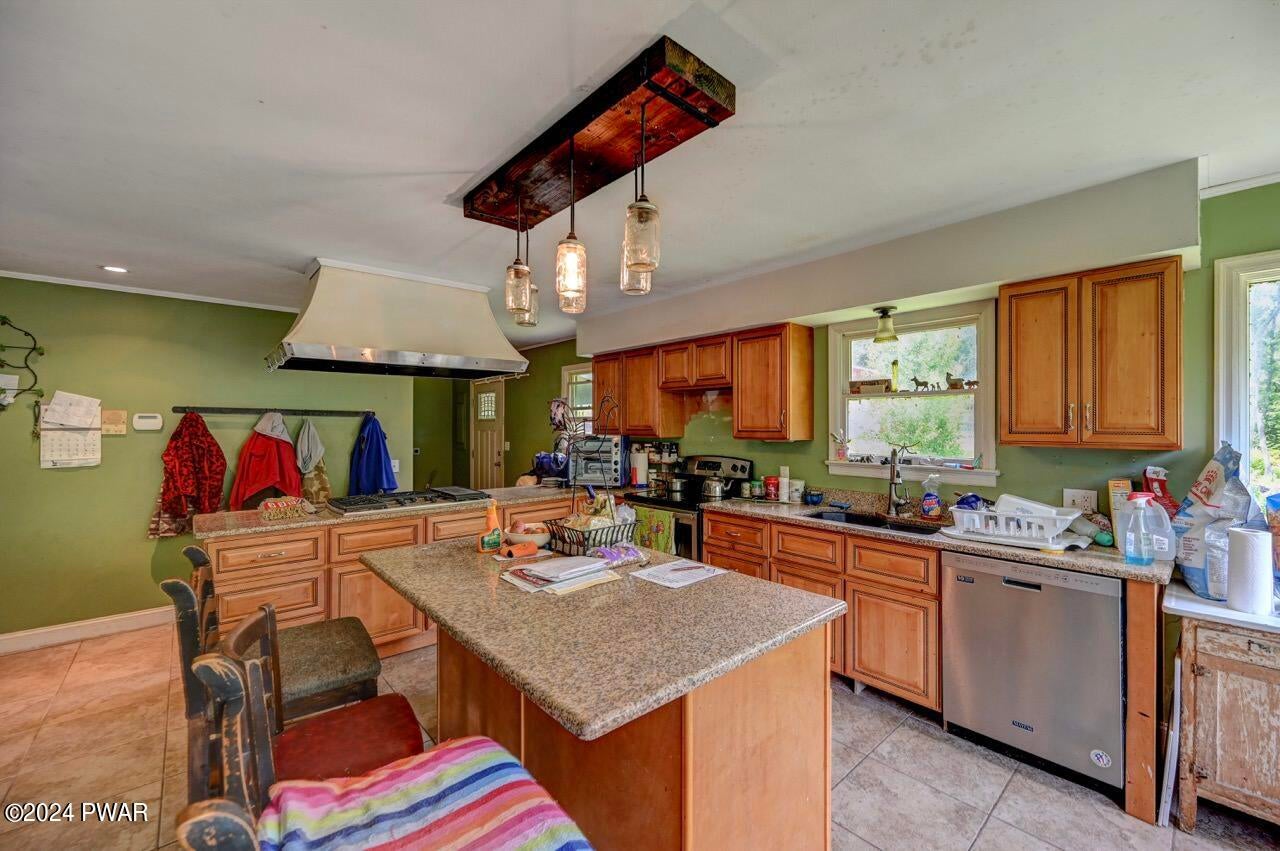 Hawley, Pennsylvania, 18428, United States, 5 Bedrooms Bedrooms, ,4 BathroomsBathrooms,Residential,For Sale,1979290