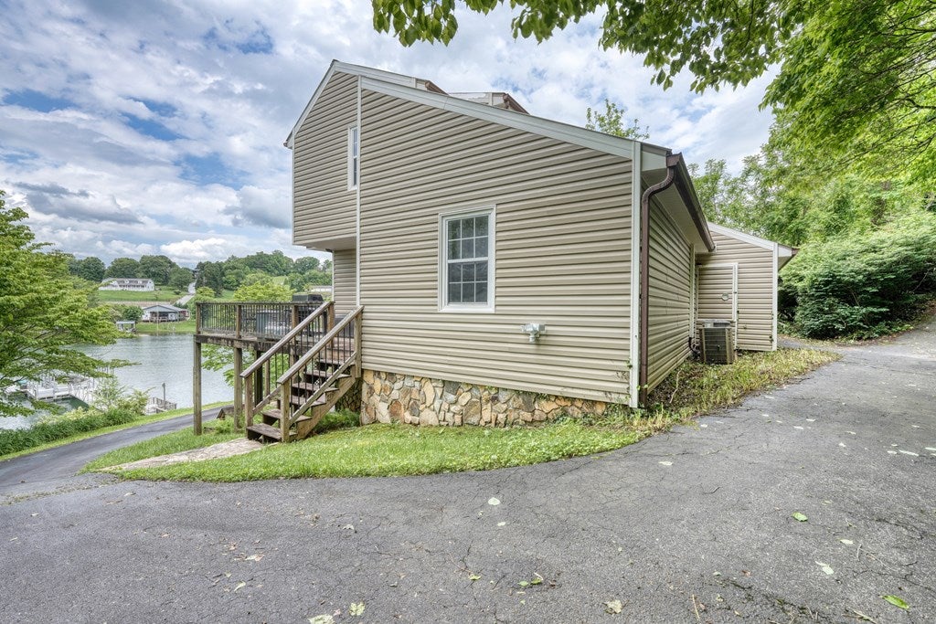 Hayesville, North Carolina, 28904, United States, 3 Bedrooms Bedrooms, ,3 BathroomsBathrooms,Residential,For Sale,1862322