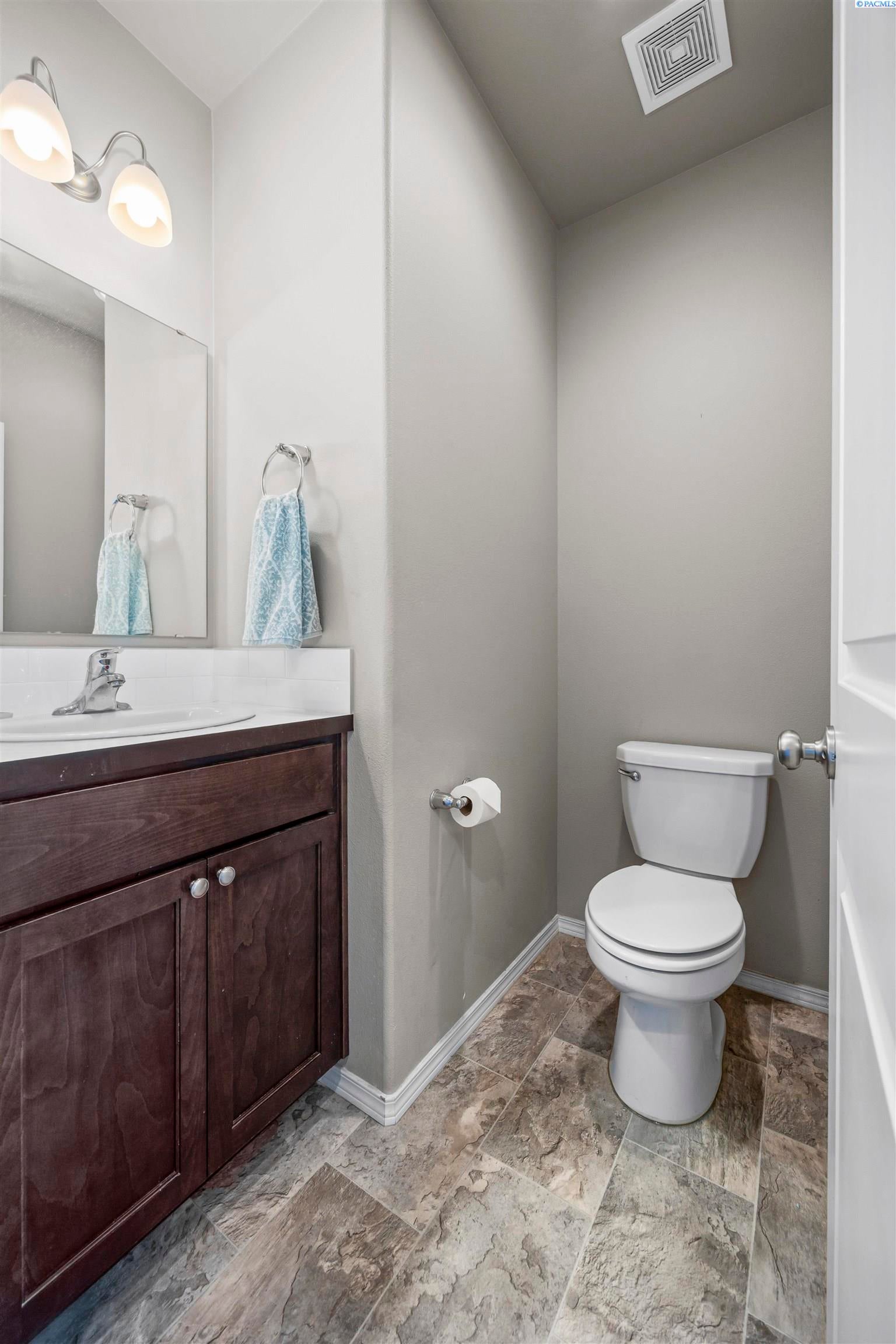 Kennewick, Washington, 99338, United States, 5 Bedrooms Bedrooms, ,3 BathroomsBathrooms,Residential,For Sale,1914232