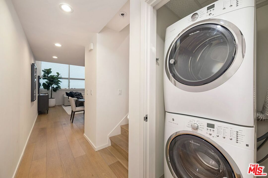 Santa Monica, California, 90401, United States, 2 Bedrooms Bedrooms, ,2 BathroomsBathrooms,Residential,For Sale,2001911