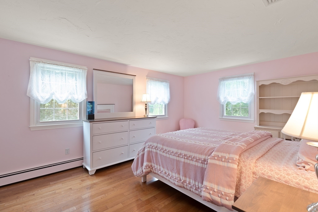 Easton, Massachusetts, 02356, United States, 4 Bedrooms Bedrooms, ,2 BathroomsBathrooms,Residential,For Sale,1896816