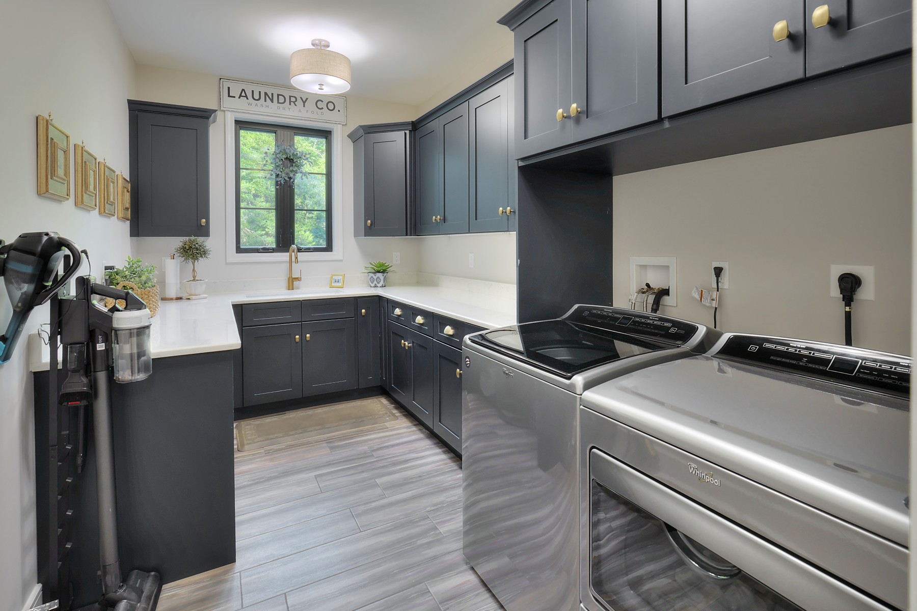  Custom Built Home Blends Classic Elegance with Modern Amenities - 物件實景