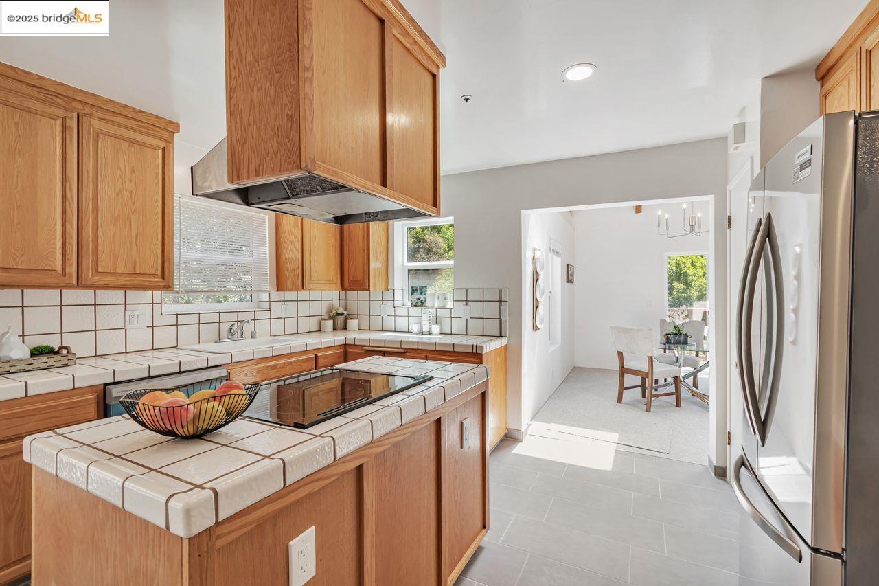 Oakland, California, 94611, United States, 4 Bedrooms Bedrooms, ,2 BathroomsBathrooms,Residential,For Sale,1906699