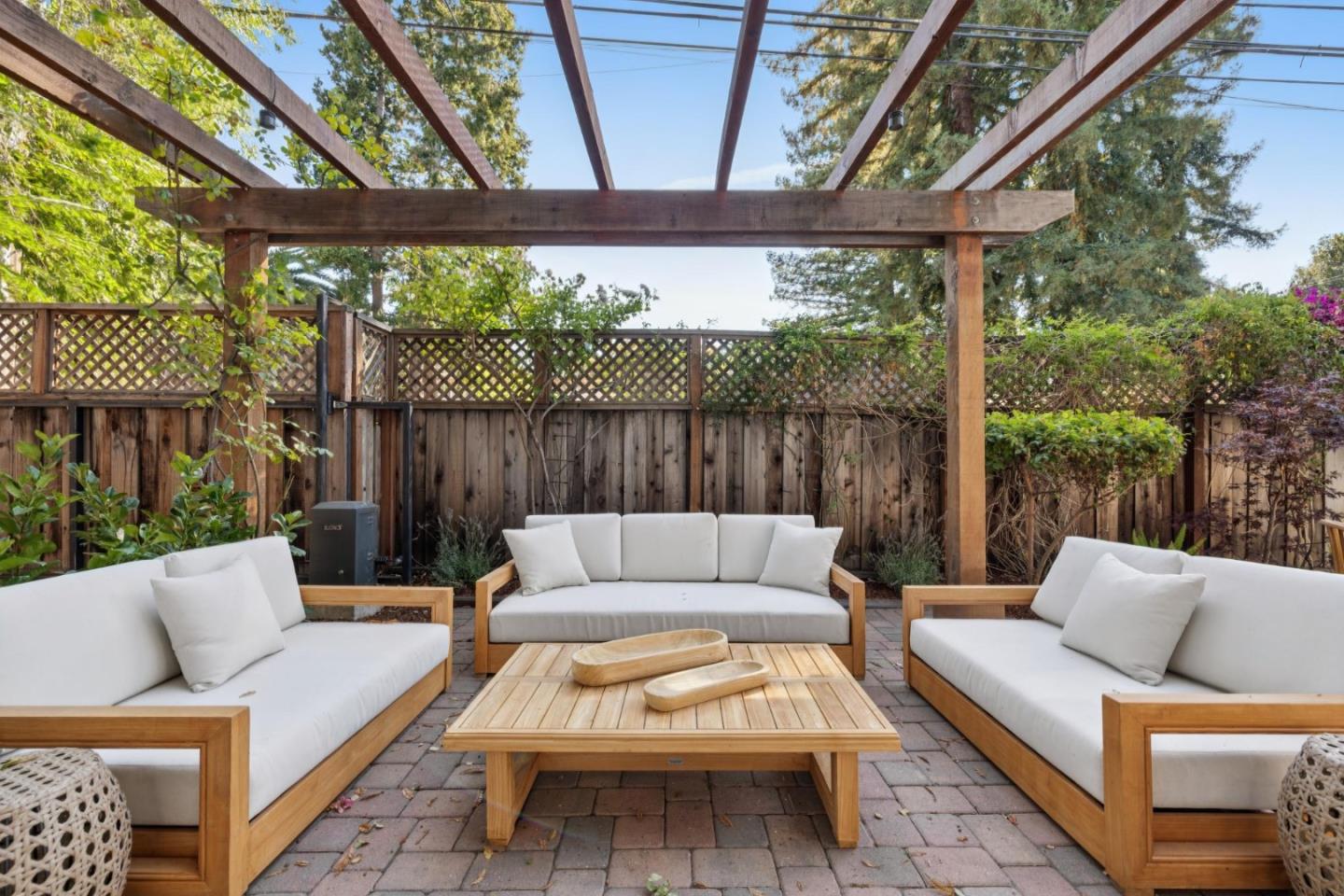 Menlo Park, California, 94025, United States, 3 Bedrooms Bedrooms, ,3 BathroomsBathrooms,Residential,For Sale,1941637