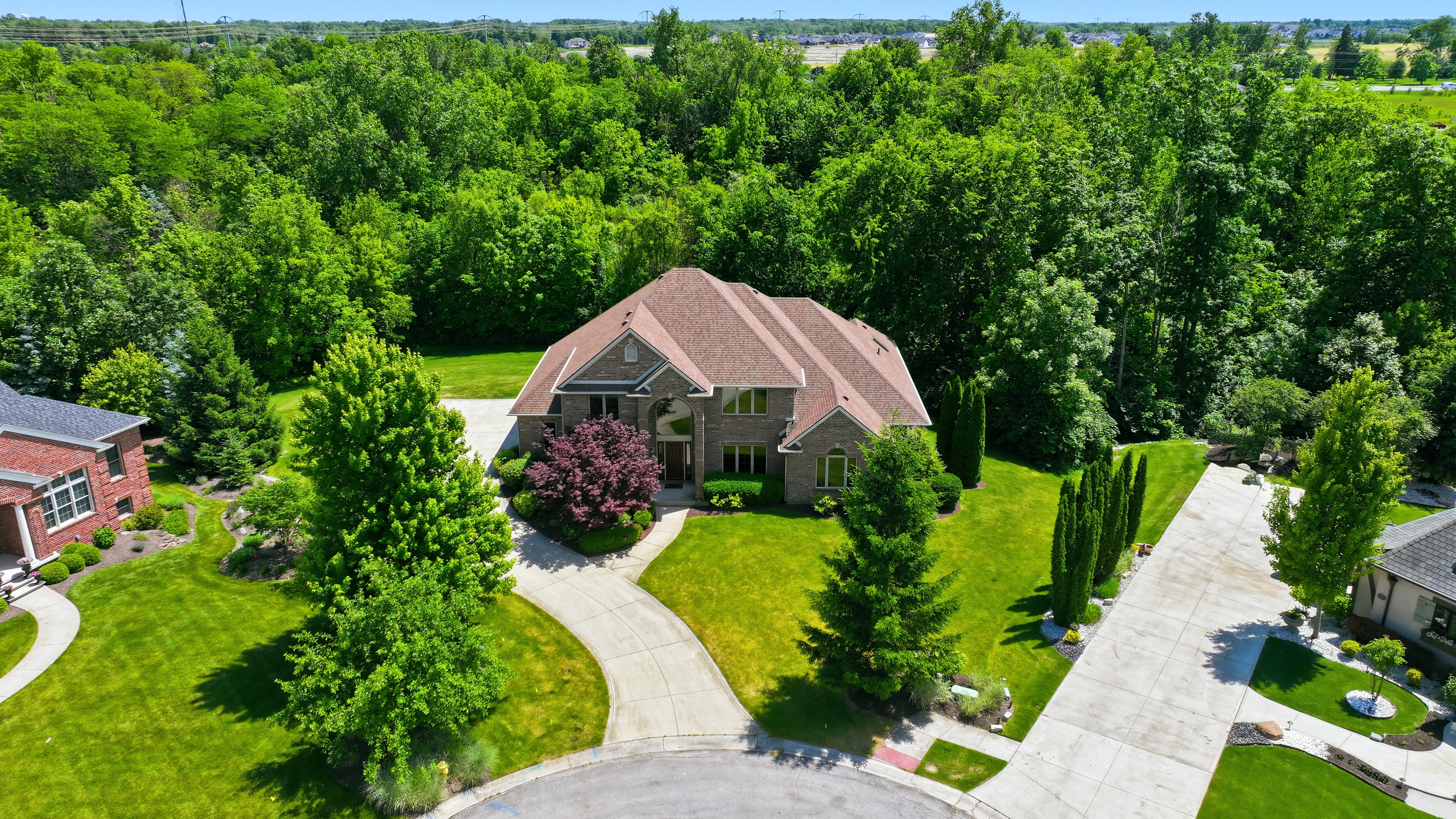  All-Brick Custom Home Tucked Away on Quiet Cul-De-Sac - 物件實景
