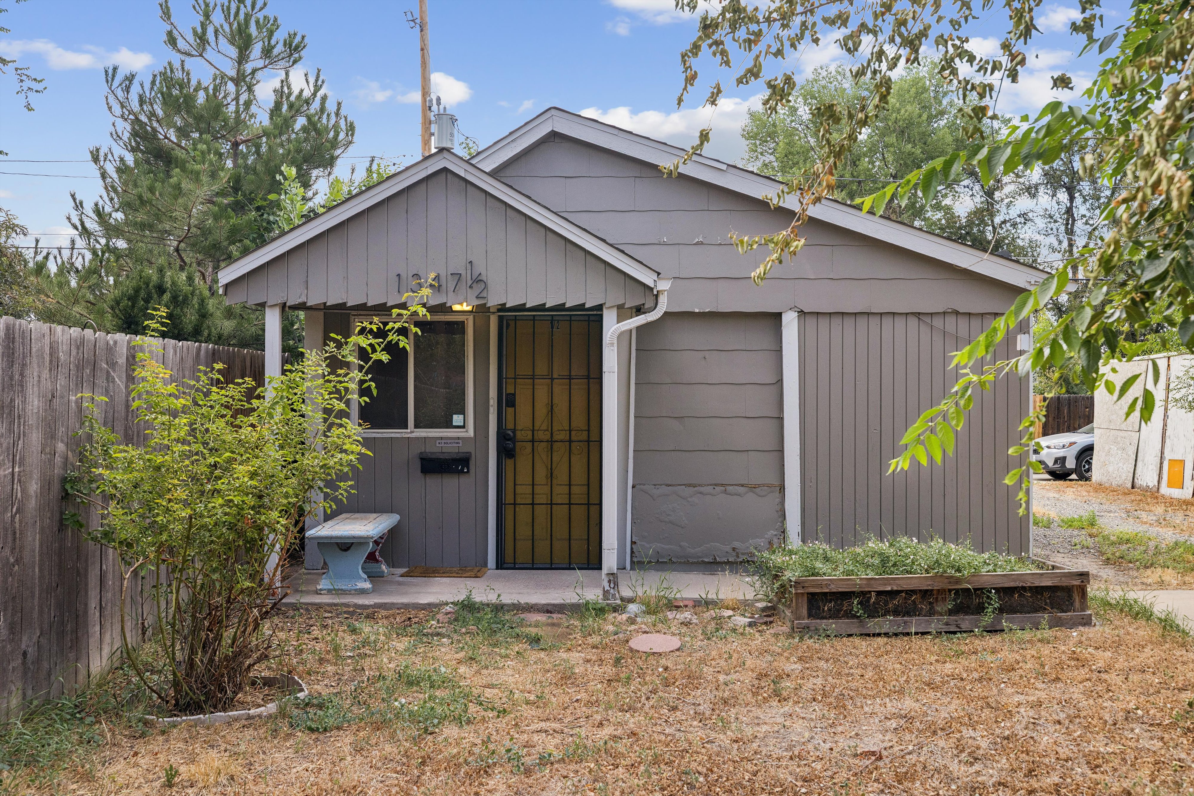  A rare opportunity to own a three-unit residential income property designed for - 物件實景