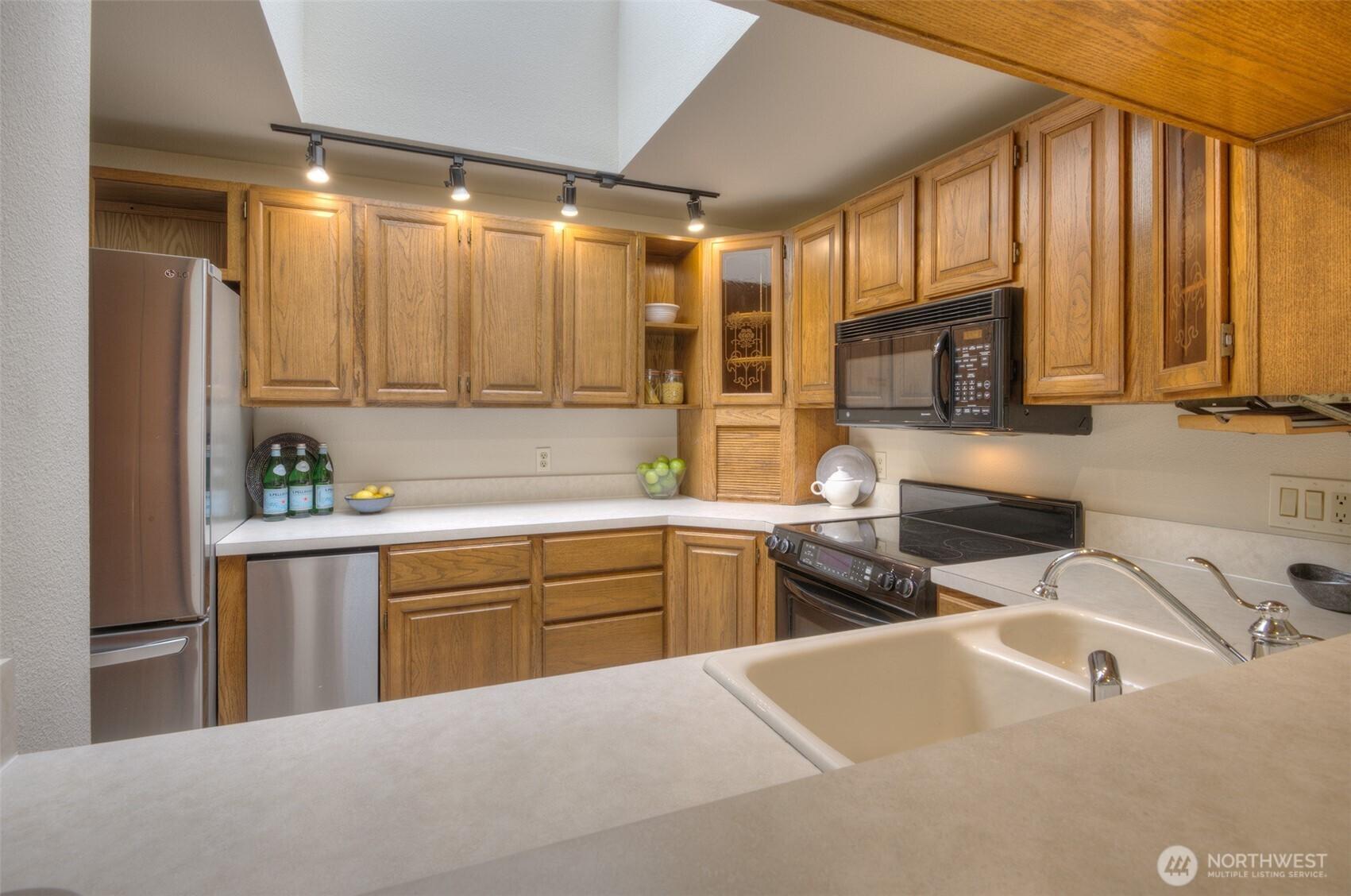 SEATTLE, Washington, 98103, United States, 2 Bedrooms Bedrooms, ,2 BathroomsBathrooms,Residential,For Sale,1794014