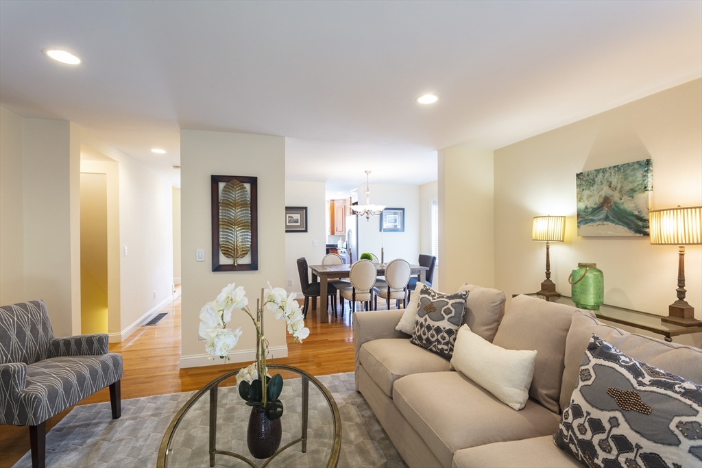 Newton, Massachusetts, 02161, United States, 3 Bedrooms Bedrooms, ,4 BathroomsBathrooms,Residential,For Sale,1940843