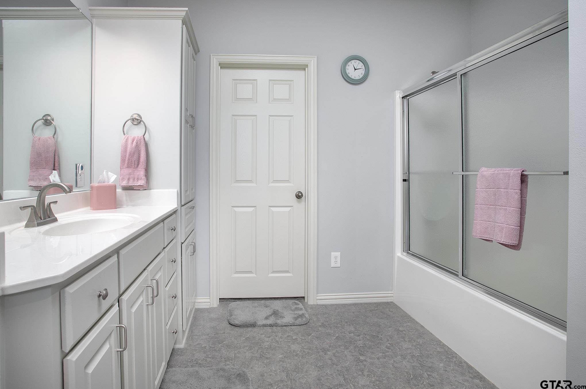 Flint, Texas, 75762, United States, 4 Bedrooms Bedrooms, ,4 BathroomsBathrooms,Residential,For Sale,1817610