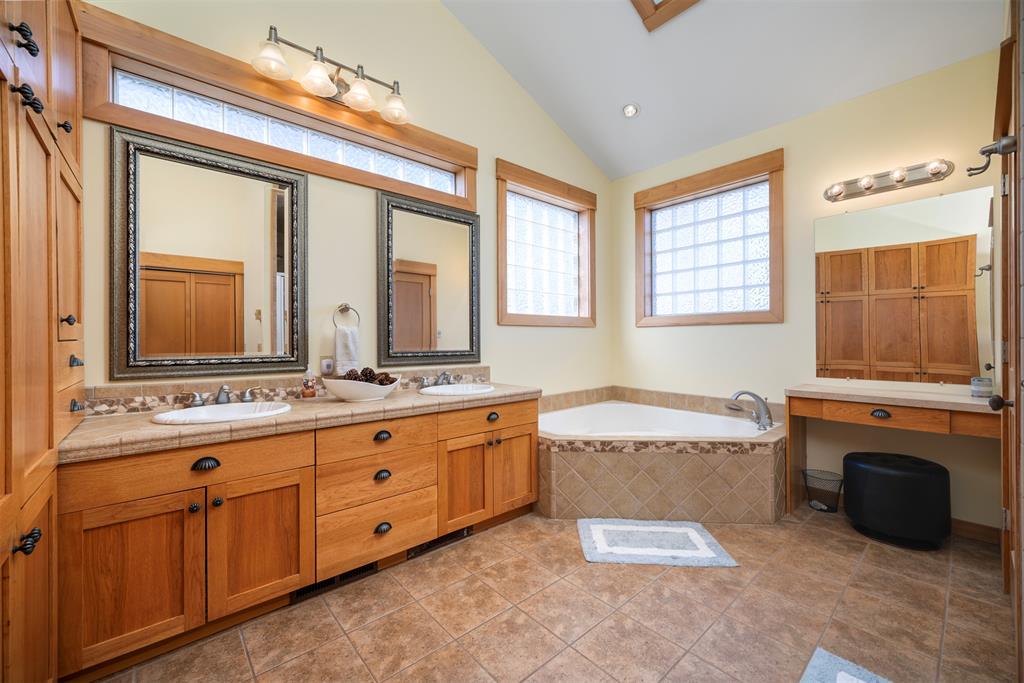 Polson, Montana, 59860, United States, 4 Bedrooms Bedrooms, ,4 BathroomsBathrooms,Residential,For Sale,1930633