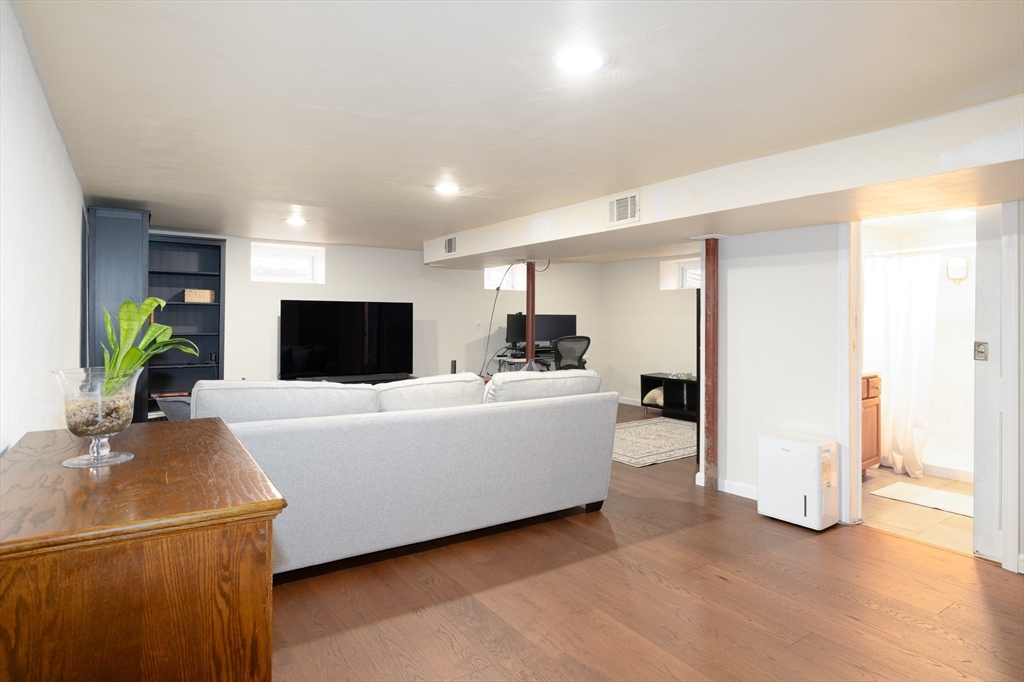 Chelmsford, Massachusetts, 01863, United States, 3 Bedrooms Bedrooms, ,2 BathroomsBathrooms,Residential,For Sale,1988056