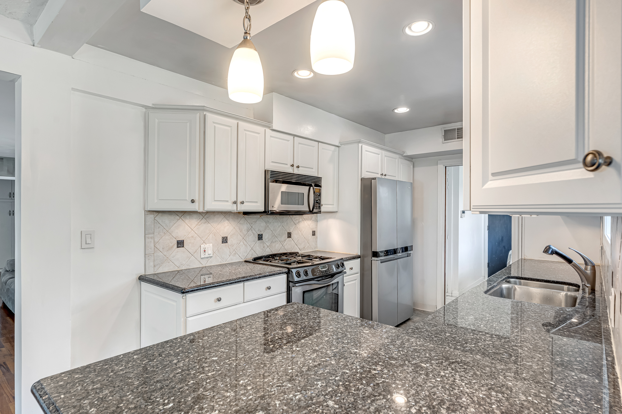  6626 Burnet Avenue - 物件實景