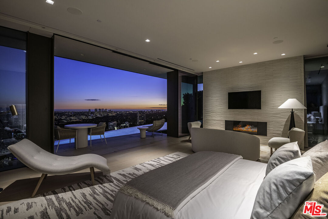 Los Angeles, California, 90069, United States, 7 Bedrooms Bedrooms, ,9 BathroomsBathrooms,Residential,For Sale,1925200