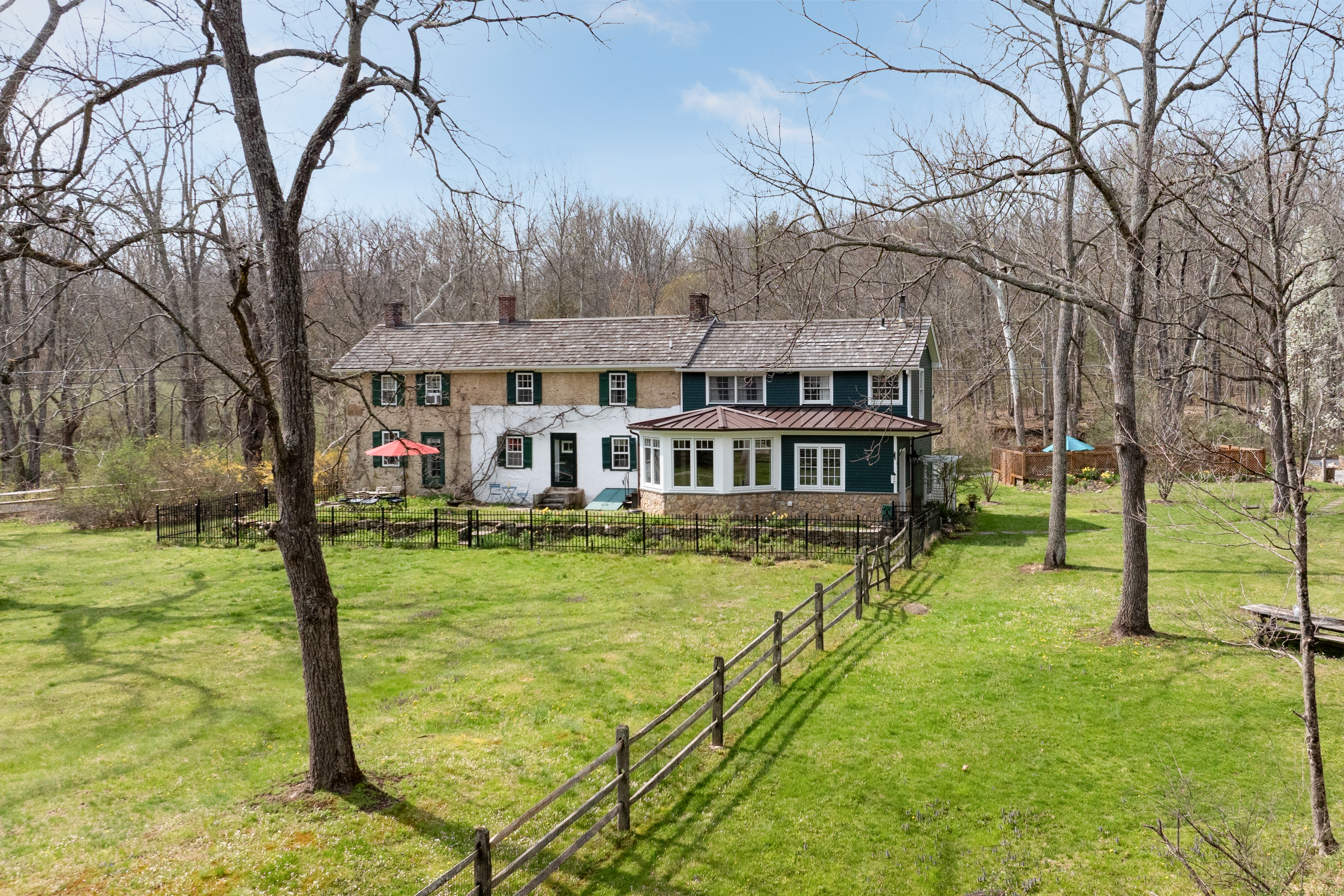  Exceptional Antique Estate Offers Two Distinct Properties on One Property - 物件實景