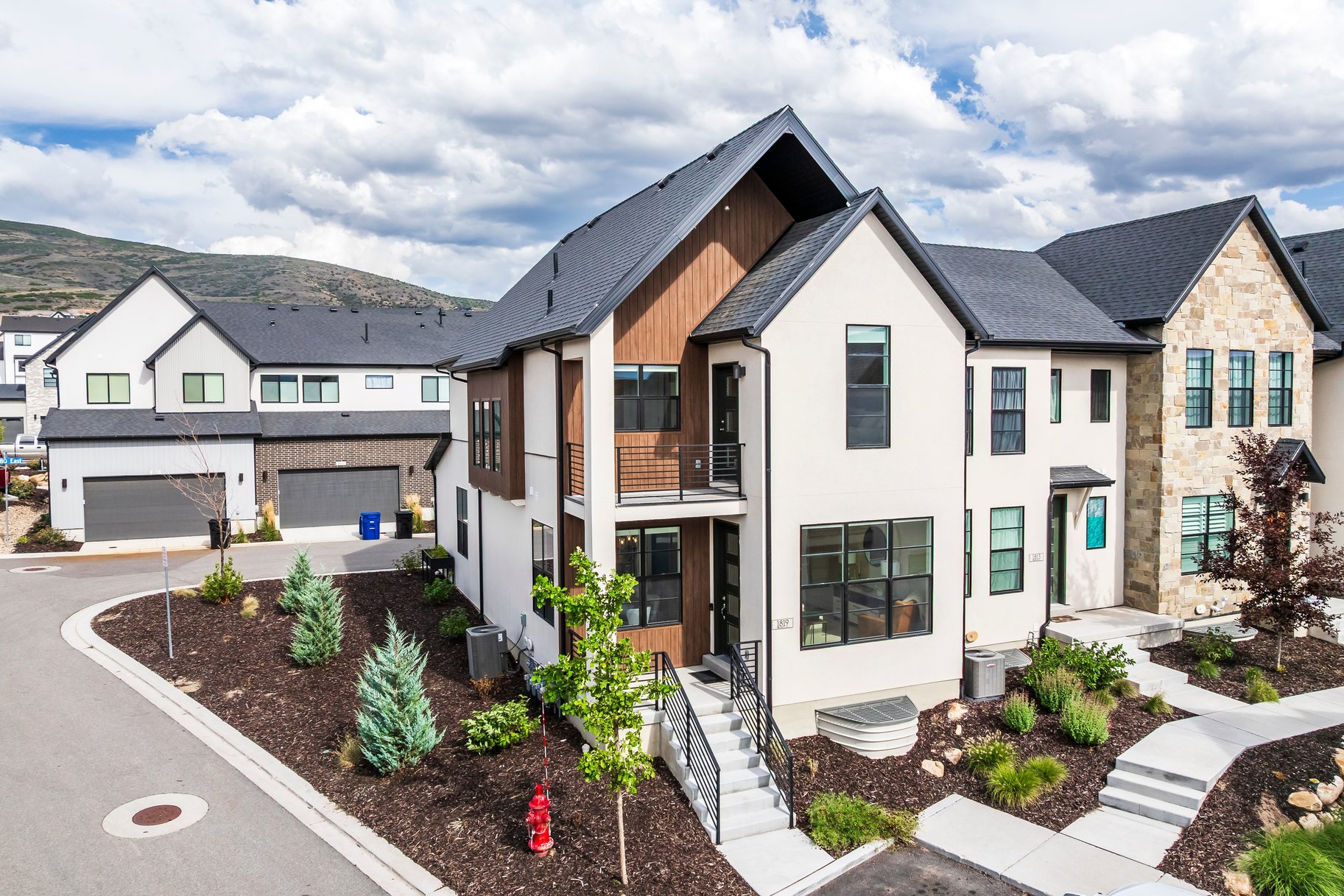  Rare Row-End Townhome - 物件實景