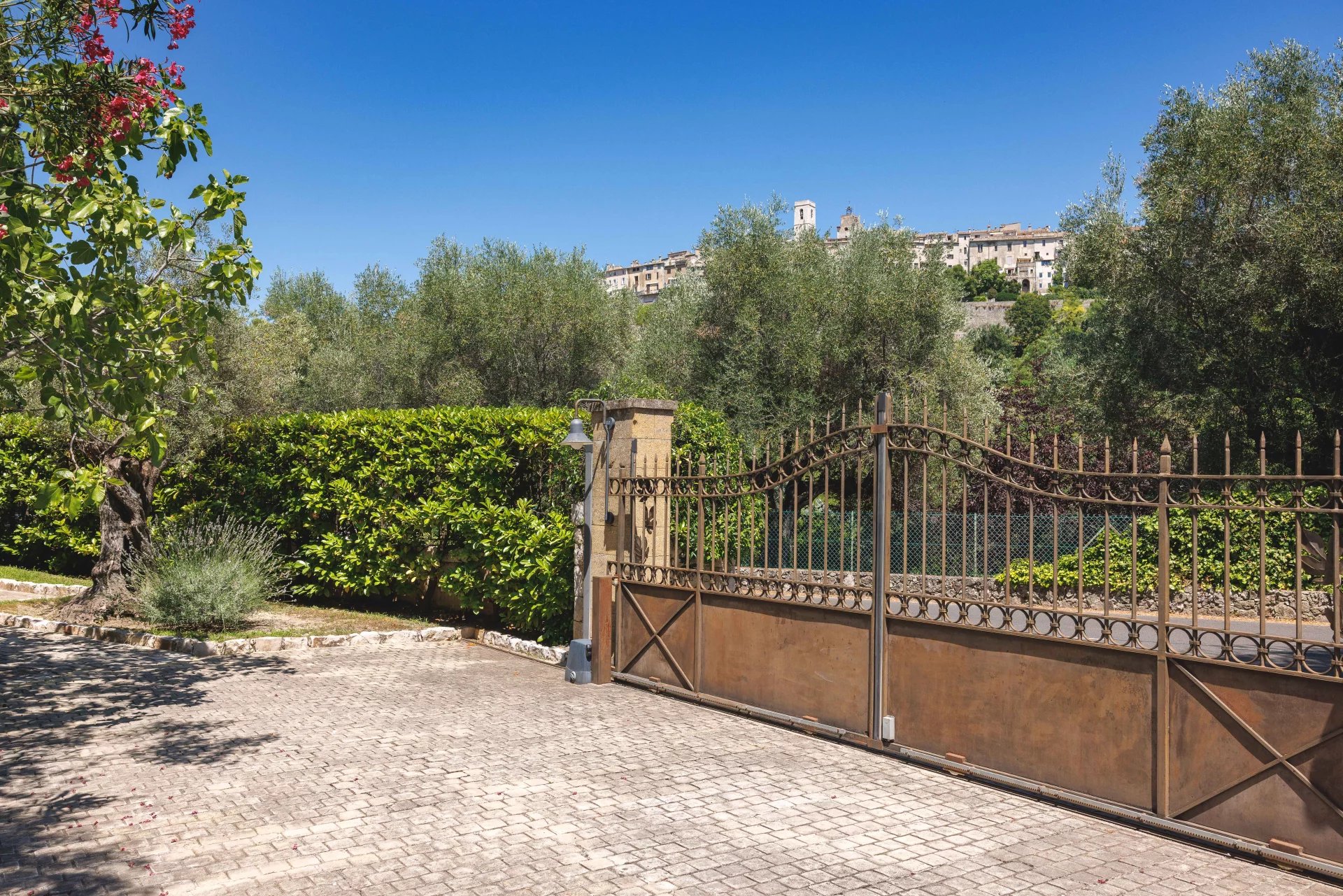 Saint-Paul-de-Vence, Provence-Alpes-Côte d’Azur, 06570, FR, 5 Bedrooms Bedrooms, ,Residential,For Sale,1895395