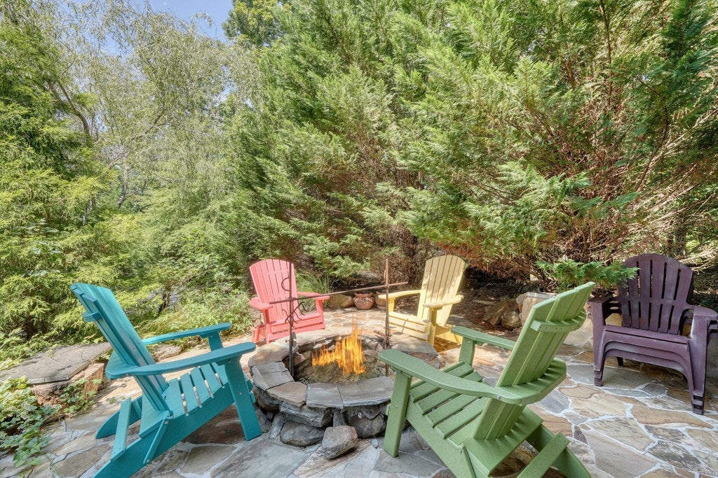 Hayesville, North Carolina, 28904, United States, 3 Bedrooms Bedrooms, ,4 BathroomsBathrooms,Residential,For Sale,1919513