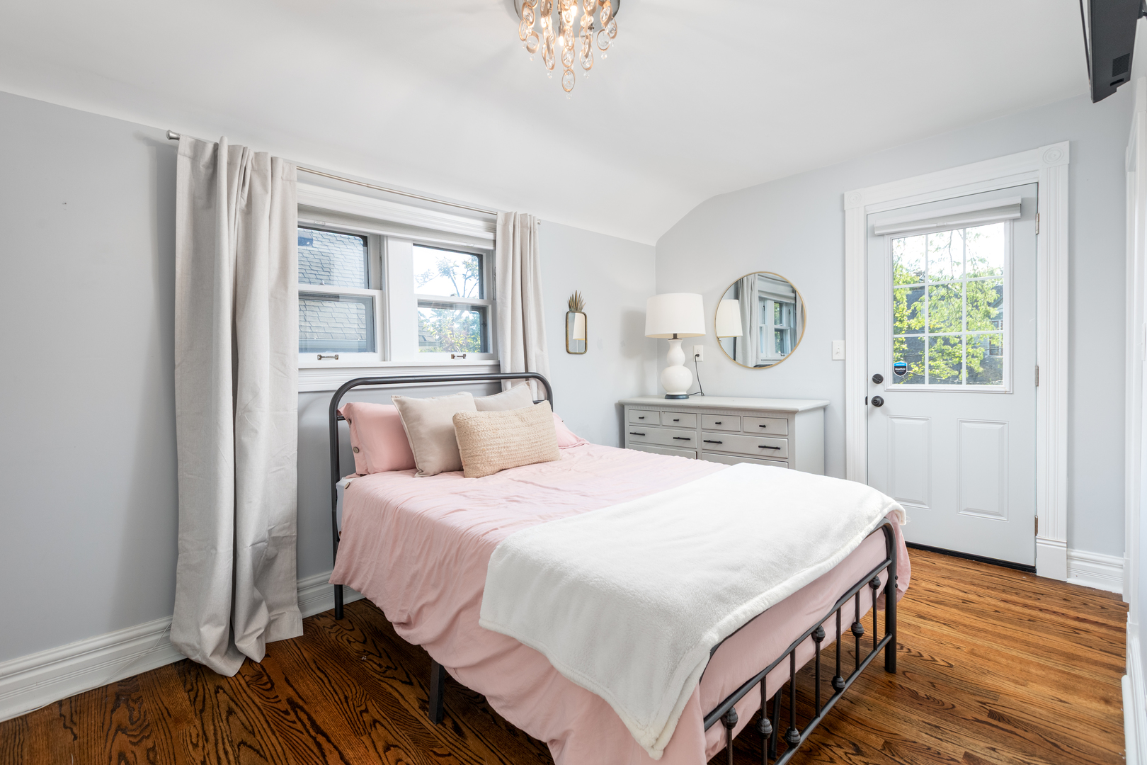 Naperville, Illinois, 60540, United States, 4 Bedrooms Bedrooms, ,3 BathroomsBathrooms,Residential,For Sale,1989489