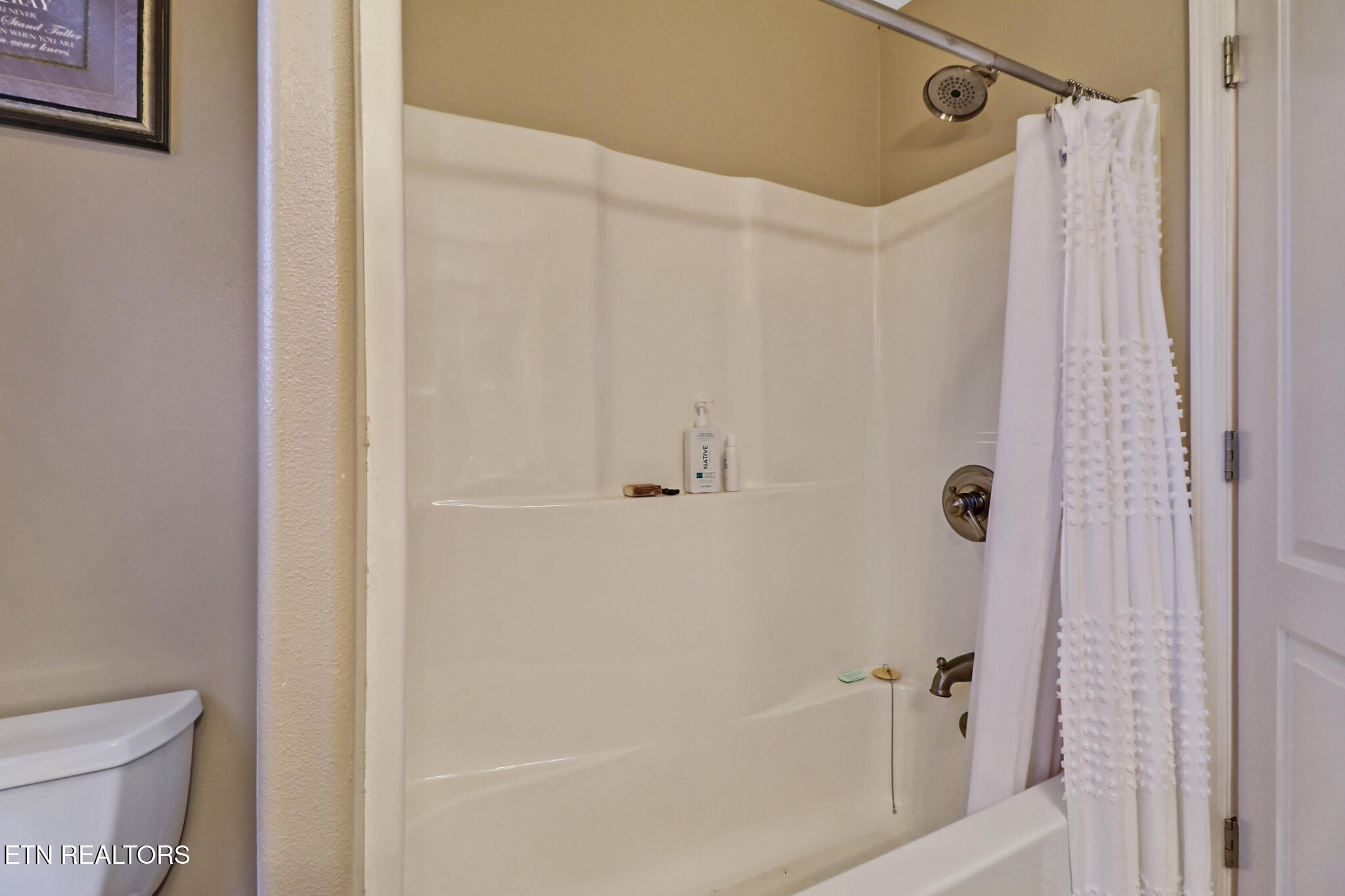 Crossville, Tennessee, 38555, United States, 4 Bedrooms Bedrooms, ,5 BathroomsBathrooms,Residential,For Sale,2005475