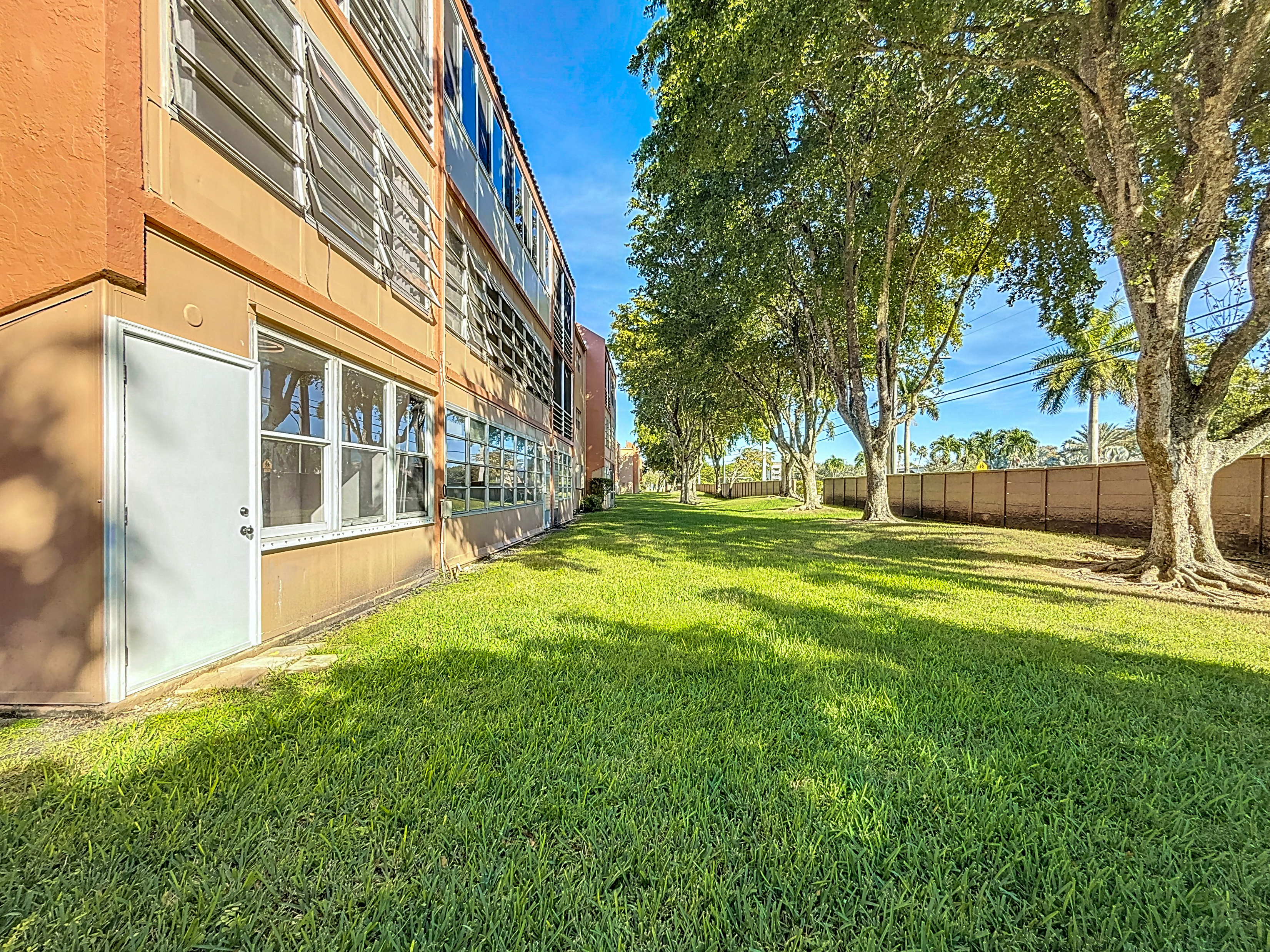  8818 W Mcnab Road, Tamarac, FL, 33321 - 物件實景