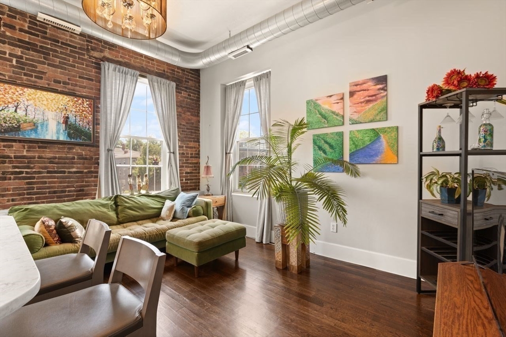 Salem, Massachusetts, 01970, United States, 2 Bedrooms Bedrooms, ,2 BathroomsBathrooms,Residential,For Sale,1896365