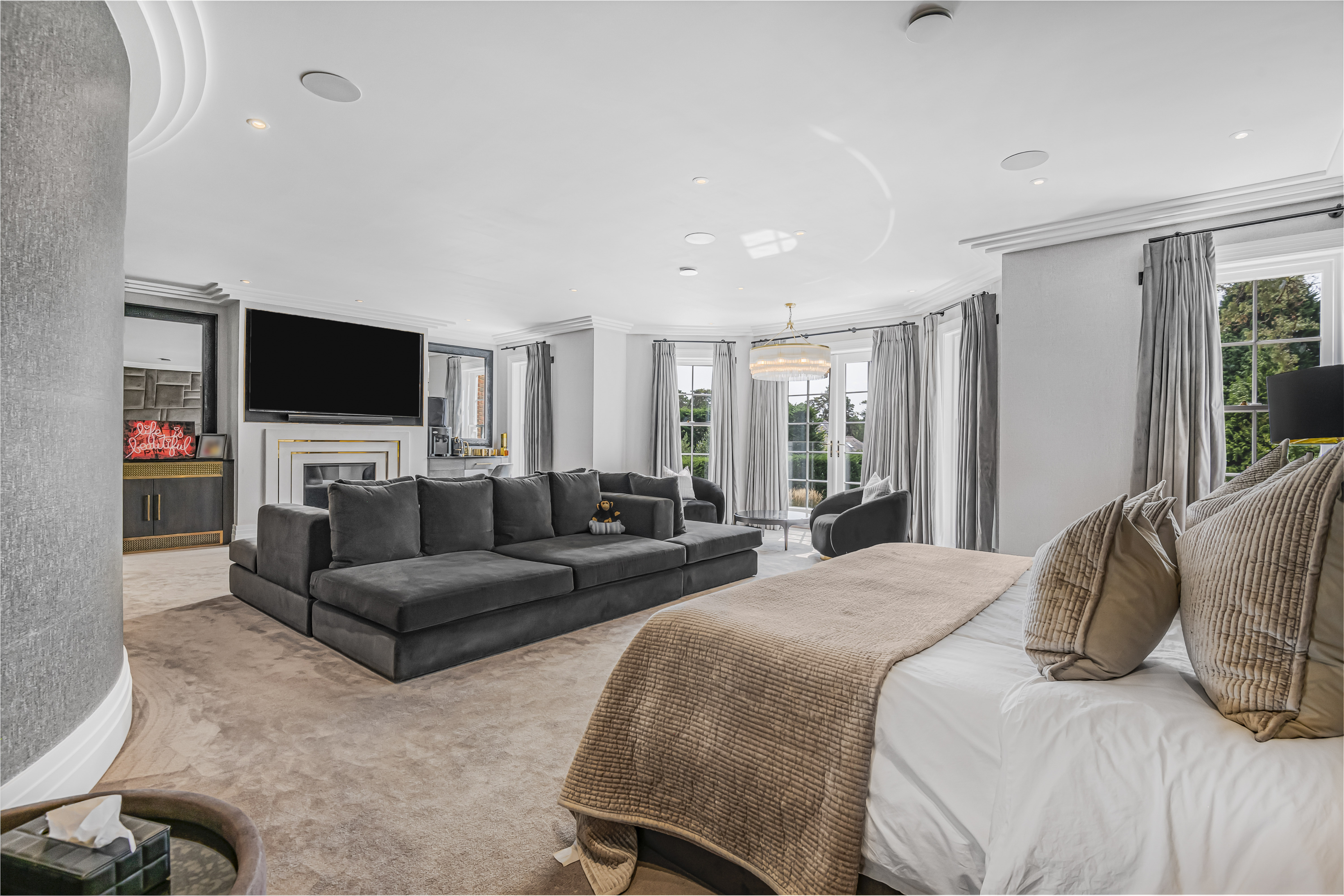  Luxury amenities and an abundance of space in this gated home - 物件實景