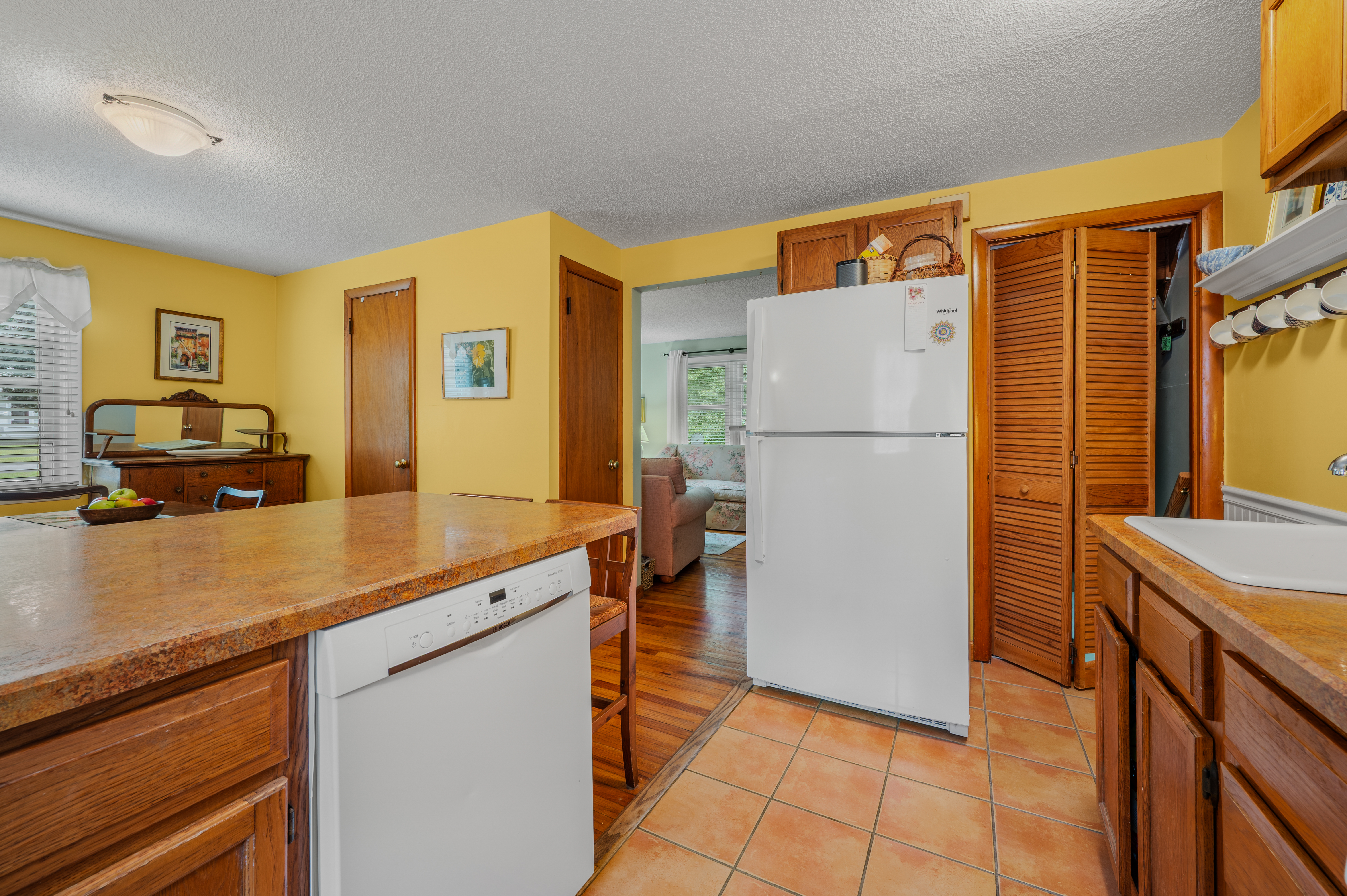  Discover easy coastal living in this sun-drenched Niantic townhouse. - 物件實景