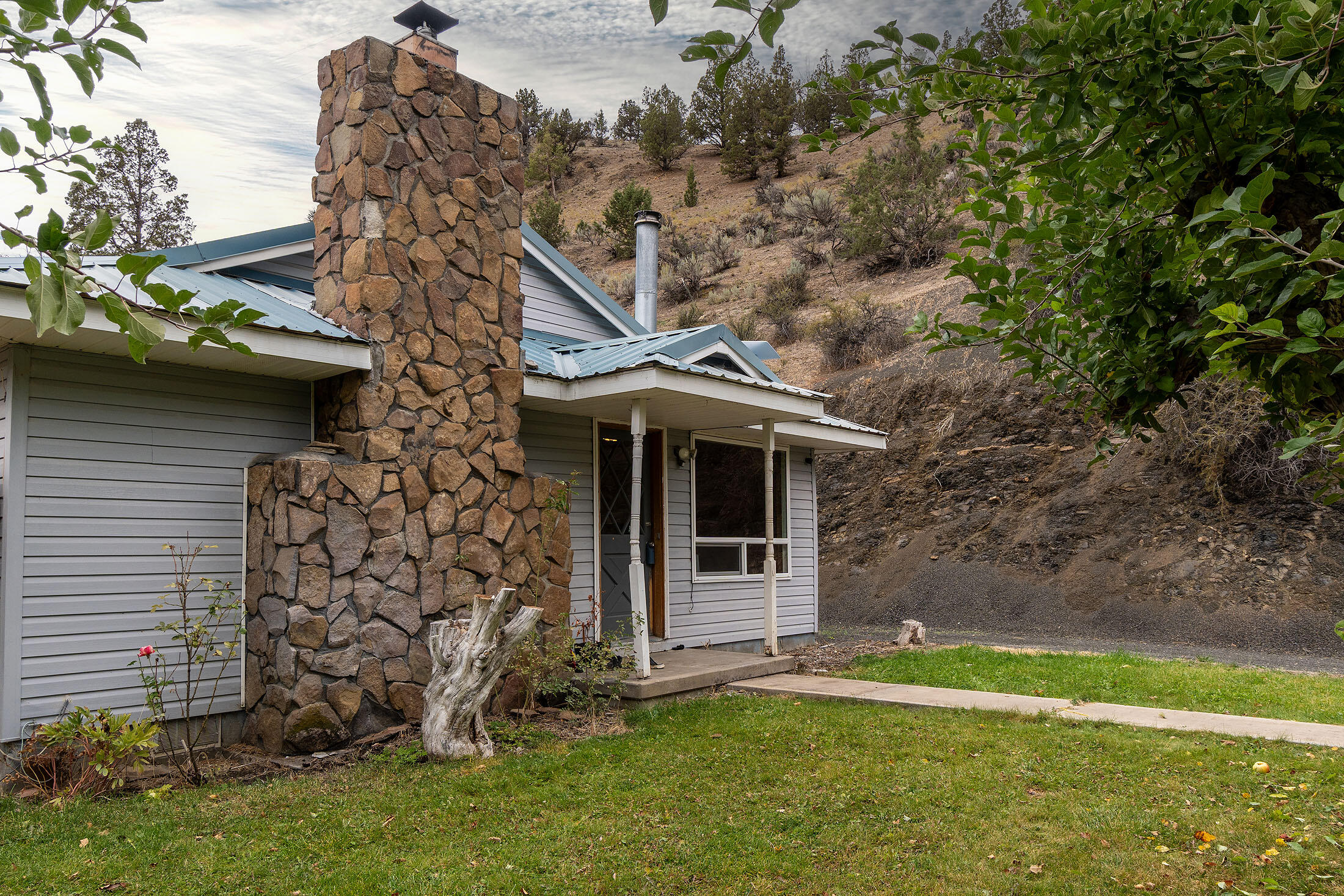 Mitchell, Oregon, 97750, United States, 3 Bedrooms Bedrooms, ,2 BathroomsBathrooms,Residential,For Sale,1965527