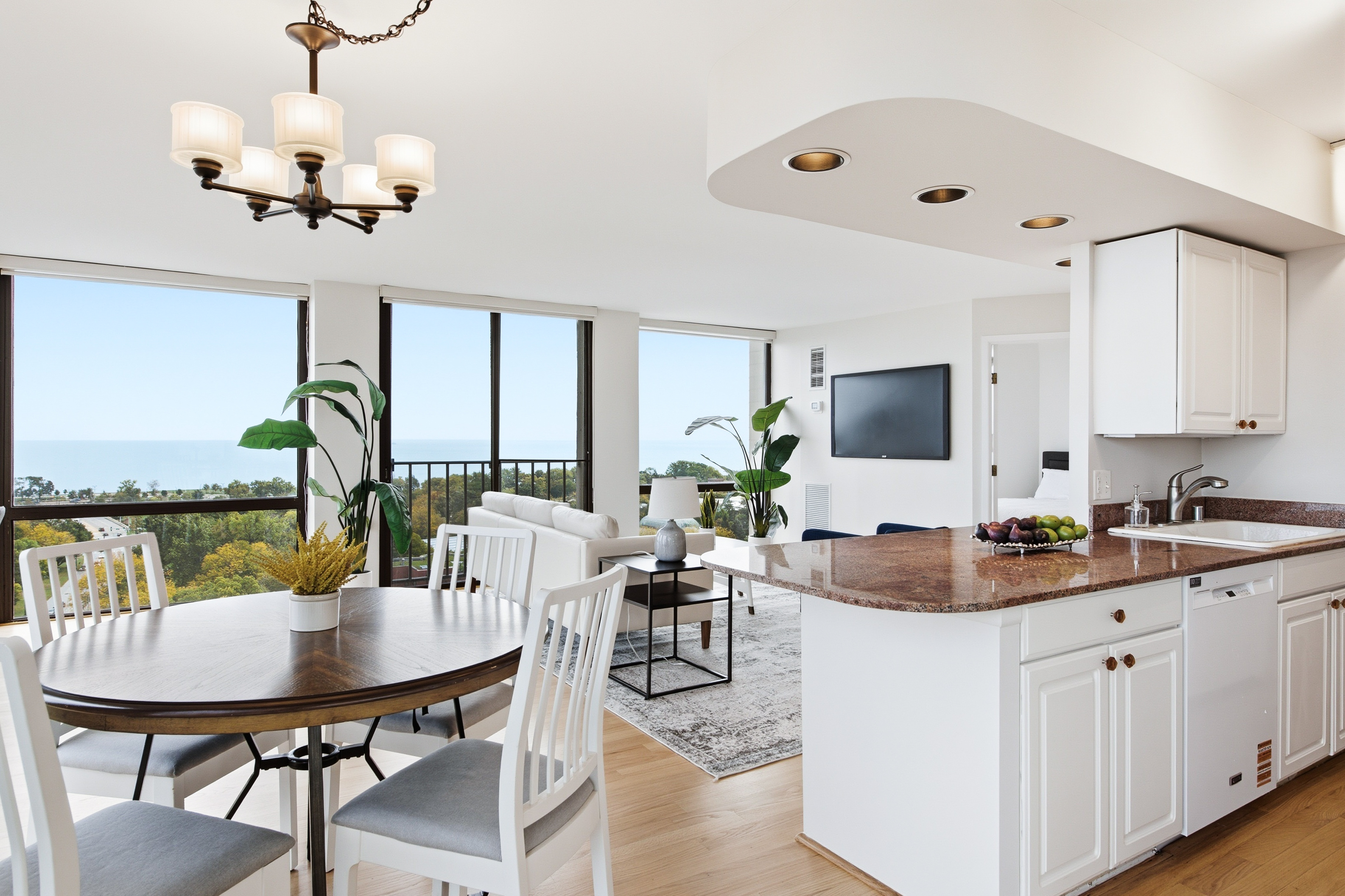  Spectacular 2-bedroom, 2-bath Corner Residence Perched High Above Lincoln Park - 物件實景