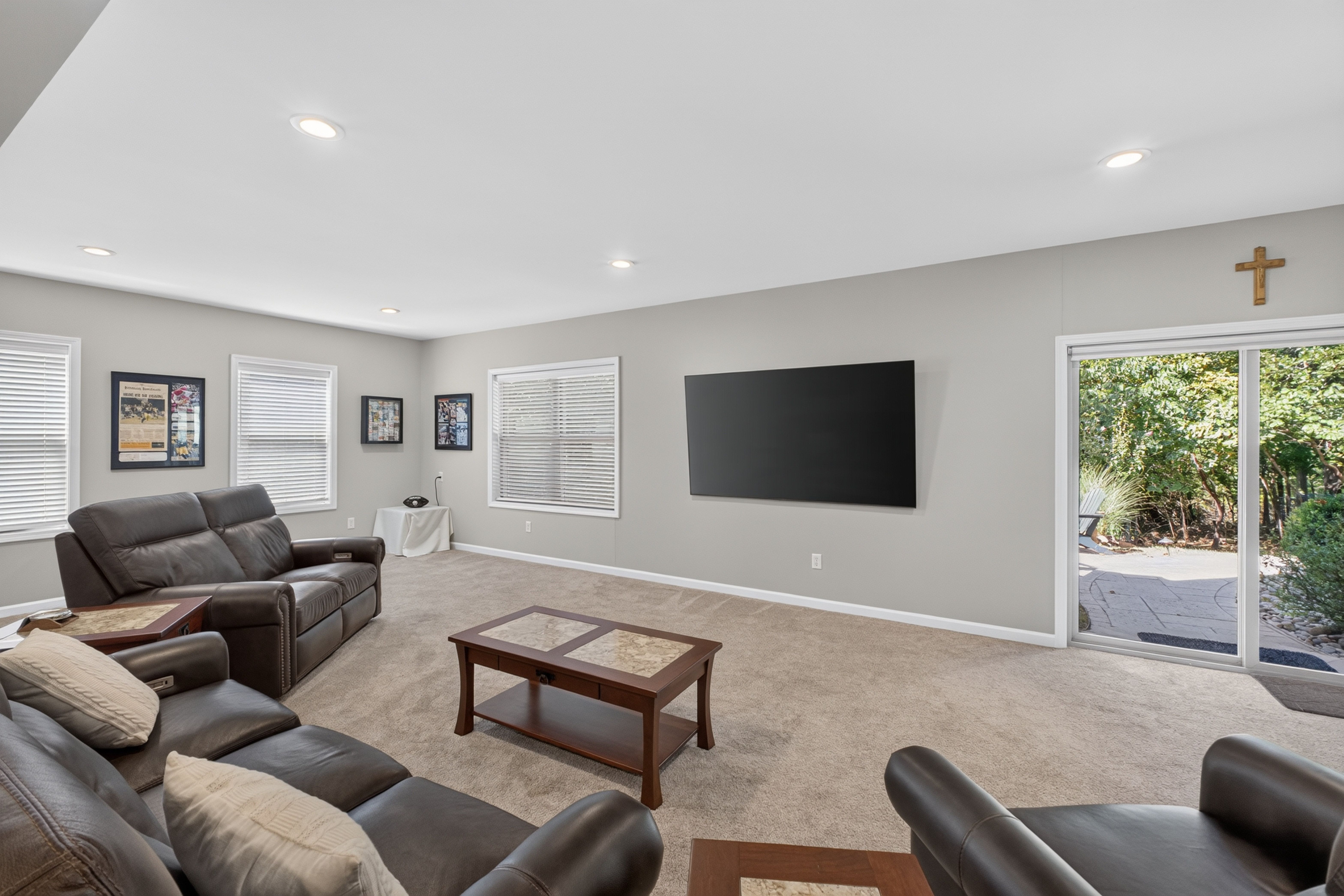  Located on 1.24 acre corner lot backing to mature trees. - 物件實景