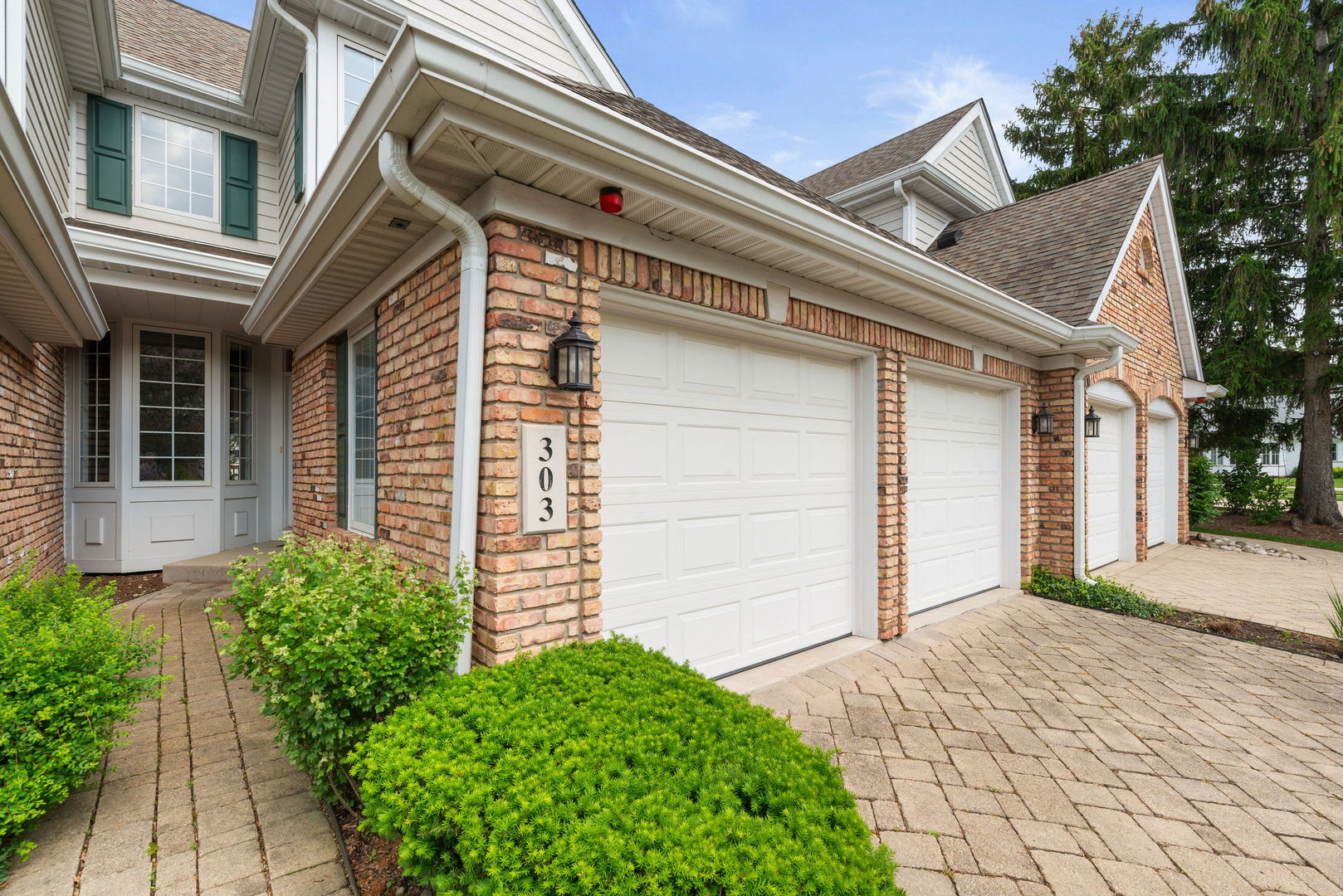 Clarendon Hills, Illinois, 60514, United States, 3 Bedrooms Bedrooms, ,4 BathroomsBathrooms,Residential,For Sale,1917316