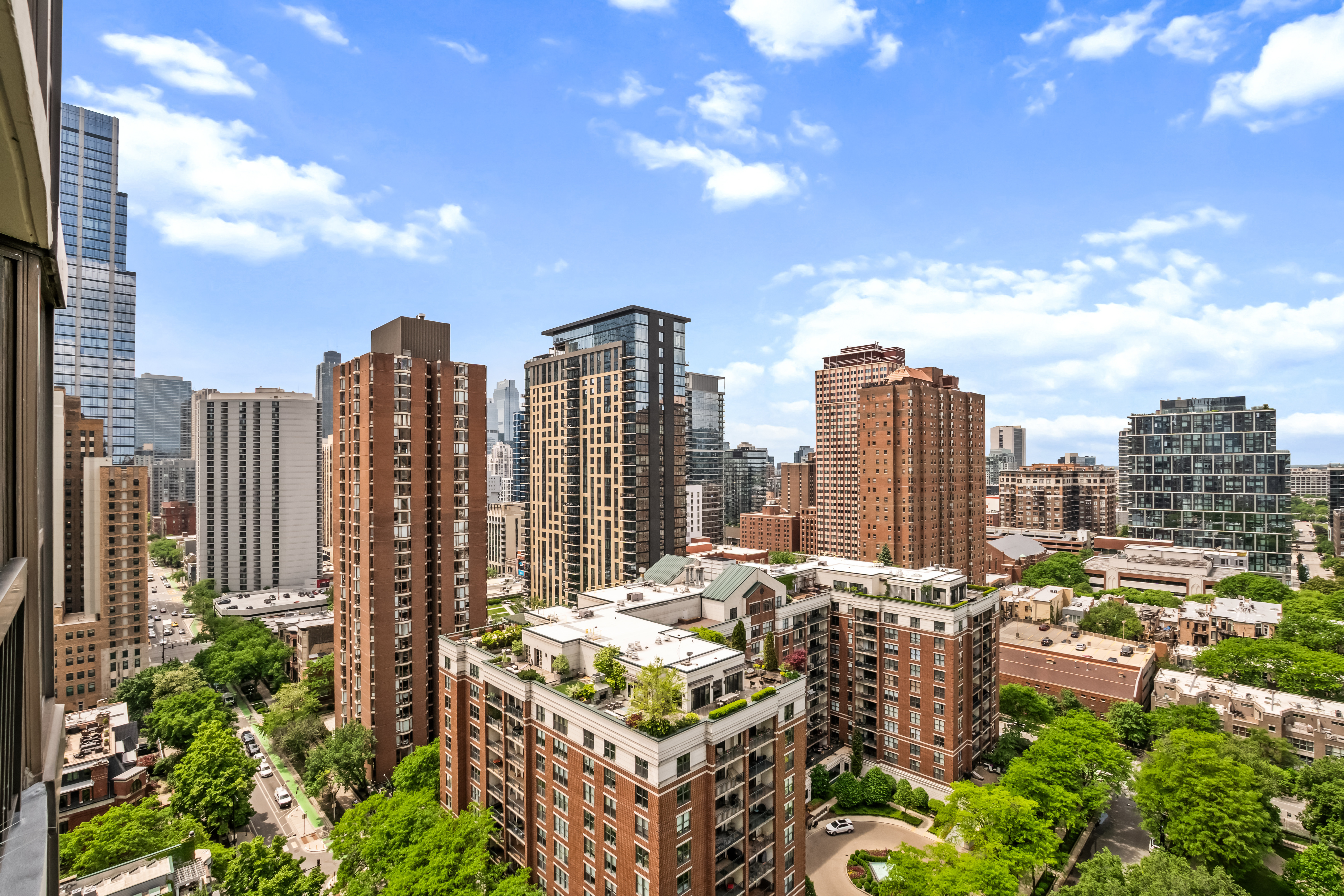  Experience Elevated City Living in this Spacious Southwest Corner Condo - 物件實景