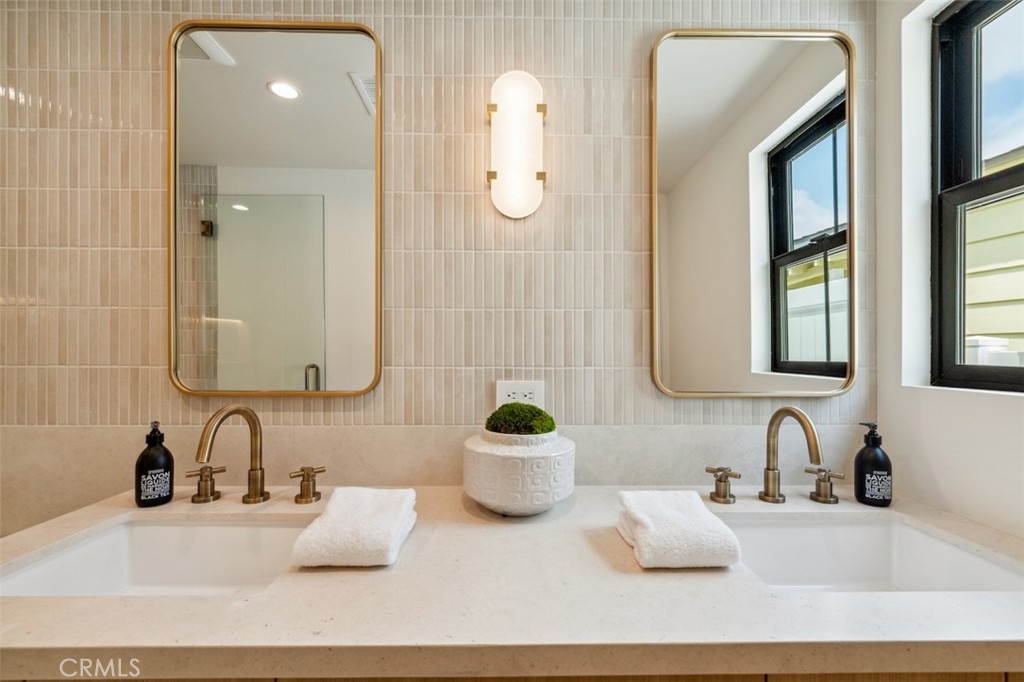 Sherman Oaks, California, 91423, United States, 4 Bedrooms Bedrooms, ,6 BathroomsBathrooms,Residential,For Sale,1960498