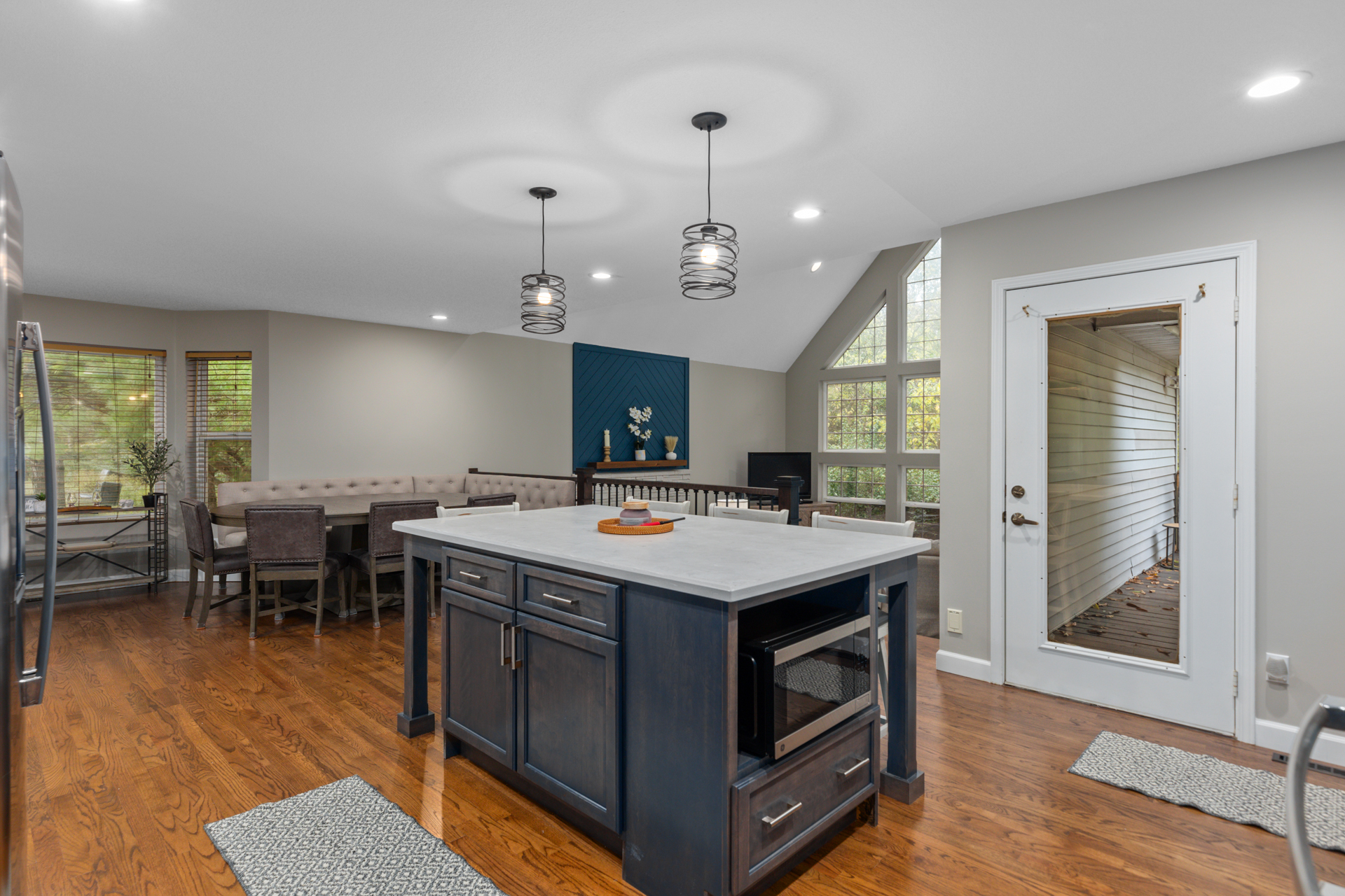 Litchfield, Illinois, 62056, United States, 5 Bedrooms Bedrooms, ,4 BathroomsBathrooms,Residential,For Sale,1979153