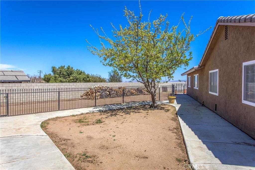 Oak Hills, California, 92344, United States, 3 Bedrooms Bedrooms, ,4 BathroomsBathrooms,Residential,For Sale,1977382