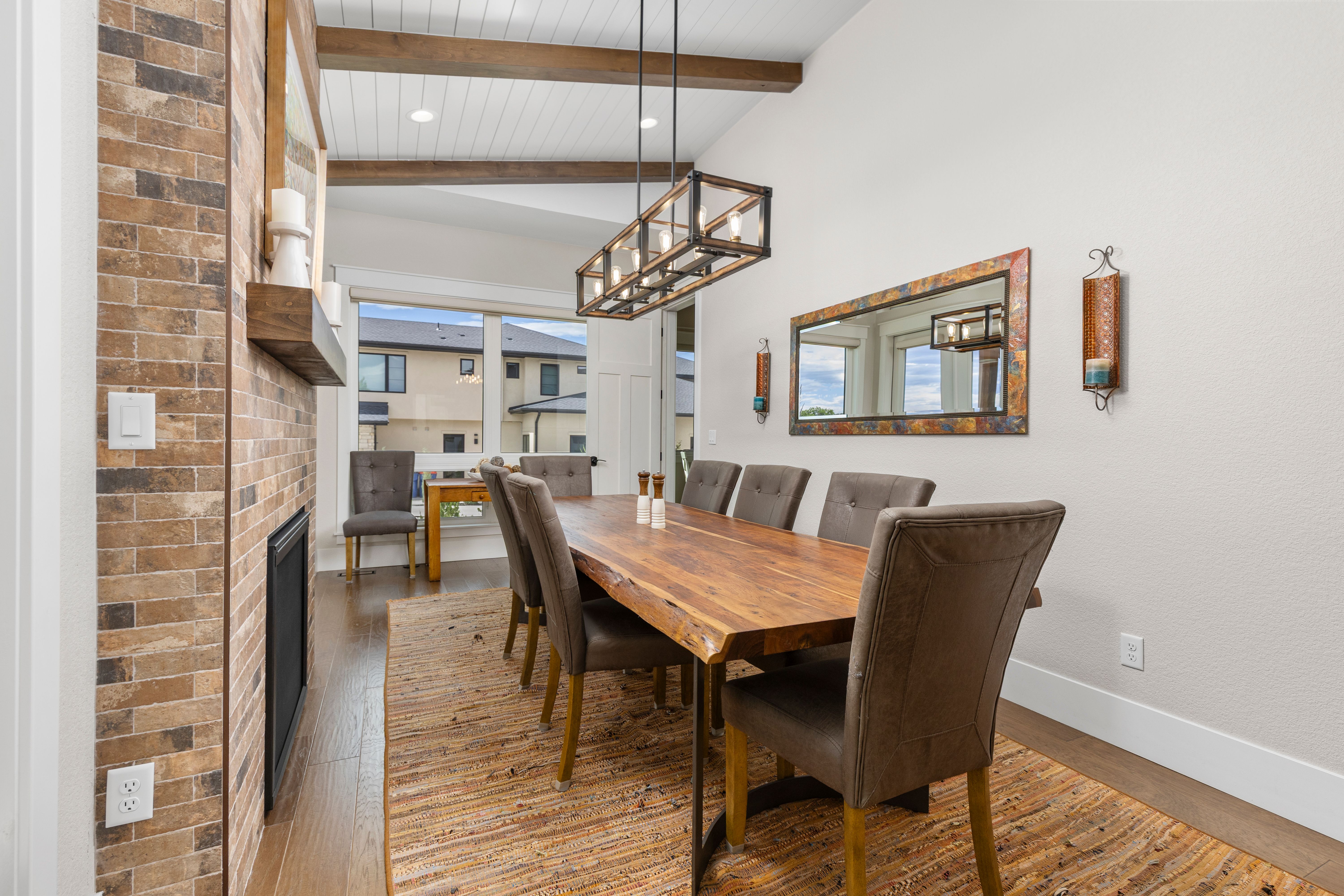 Amazing Opportunity For Multigenerational Living - 物件實景