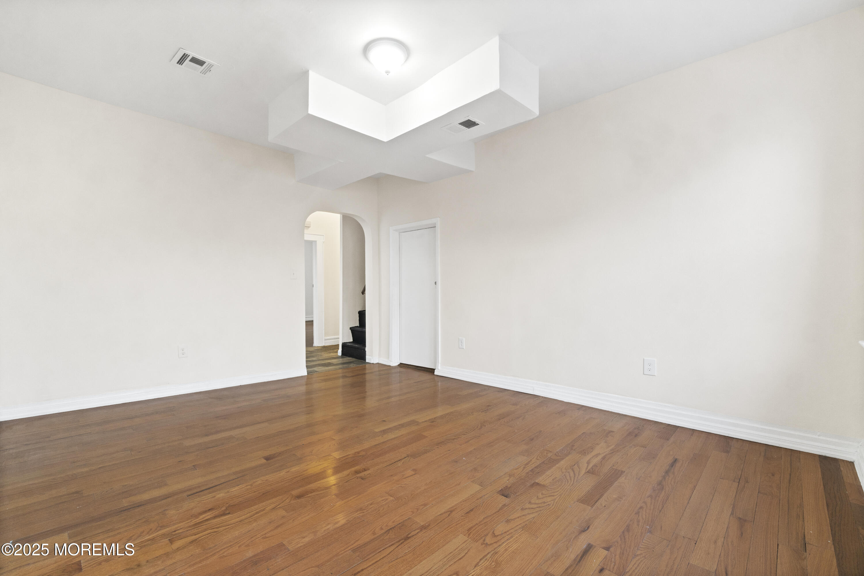 Newark, New Jersey, 07112, United States, 5 Bedrooms Bedrooms, ,2 BathroomsBathrooms,Residential,For Sale,1985719