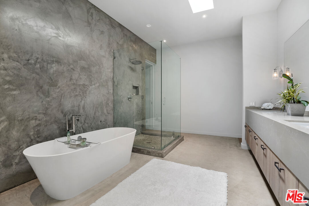 Malibu, California, 90265, United States, 4 Bedrooms Bedrooms, ,3 BathroomsBathrooms,Residential,For Sale,1917899