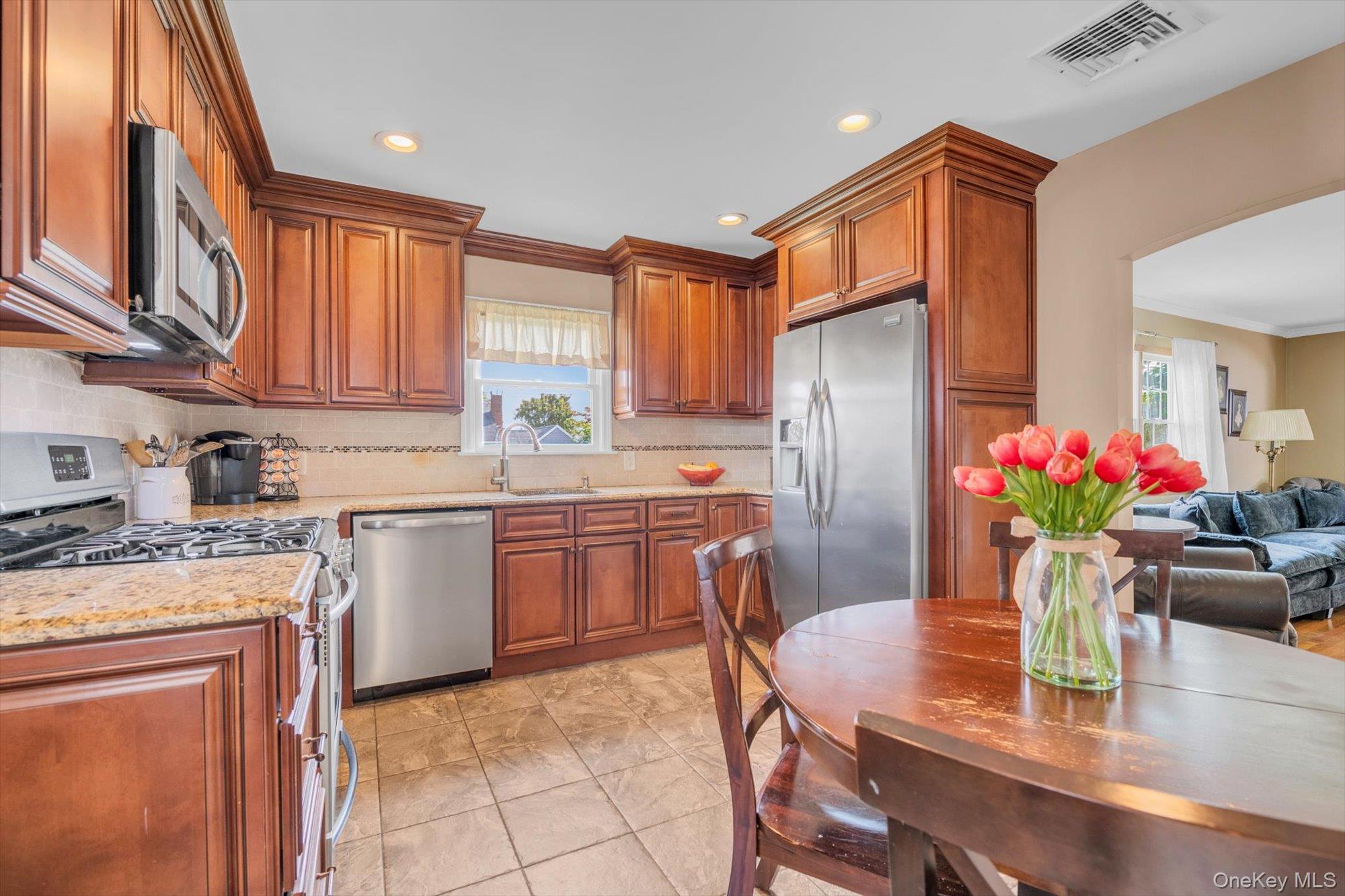 Hicksville, New York, 11801, United States, 3 Bedrooms Bedrooms, ,2 BathroomsBathrooms,Residential,For Sale,1950736