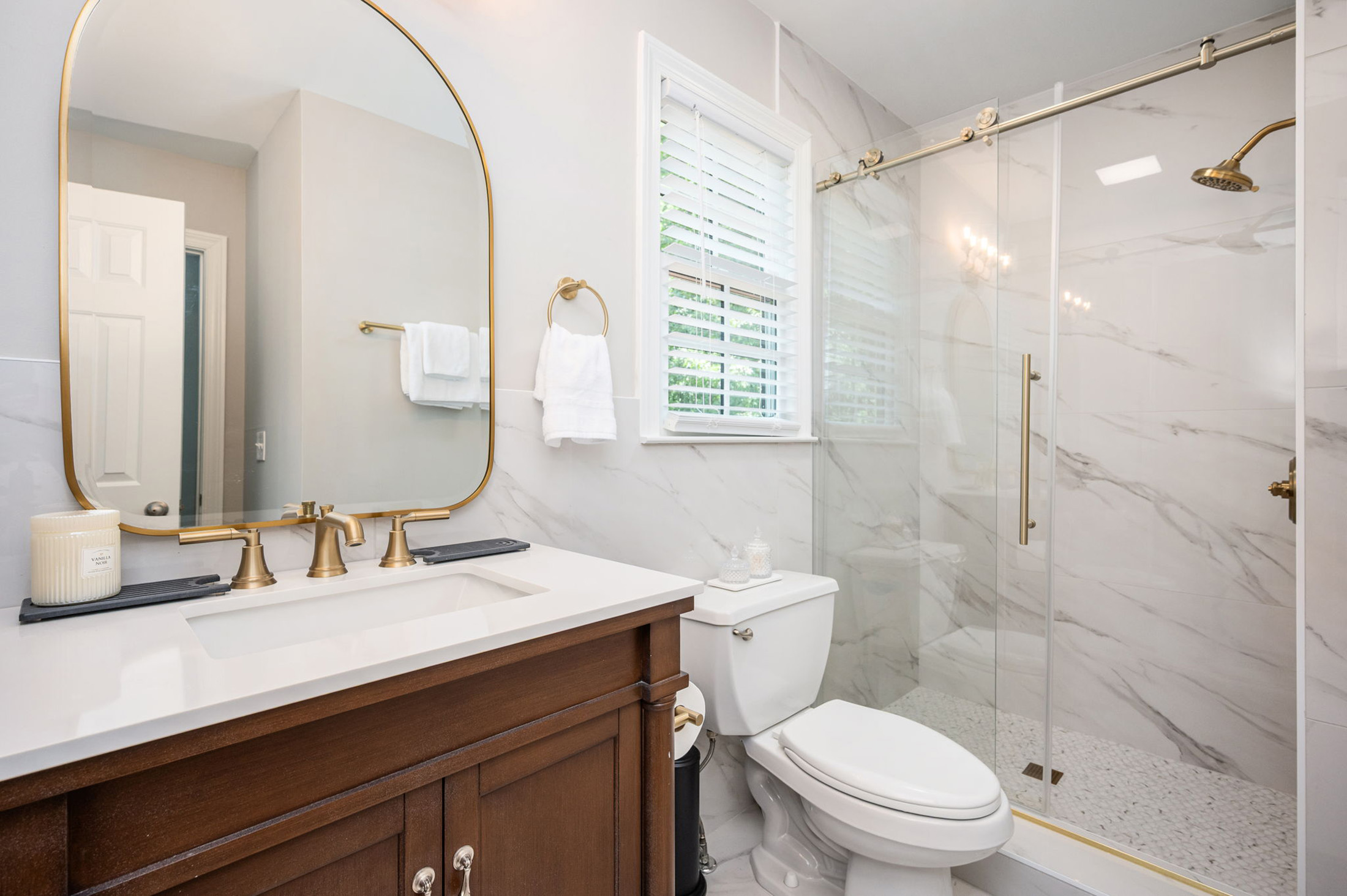 Exceptional Home Nestled on 0.83+/- Acre Picturesque Corner Lot - 物件實景