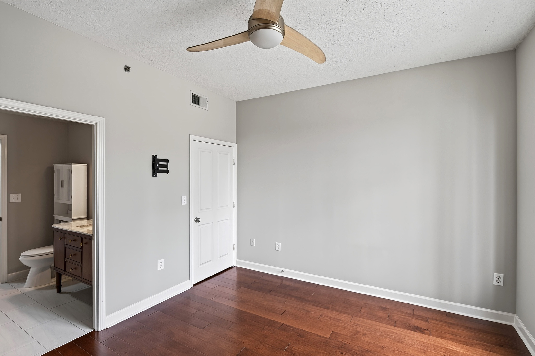  Beautifully Renovated Condo in Unbeatable Midtown Location - 物件實景