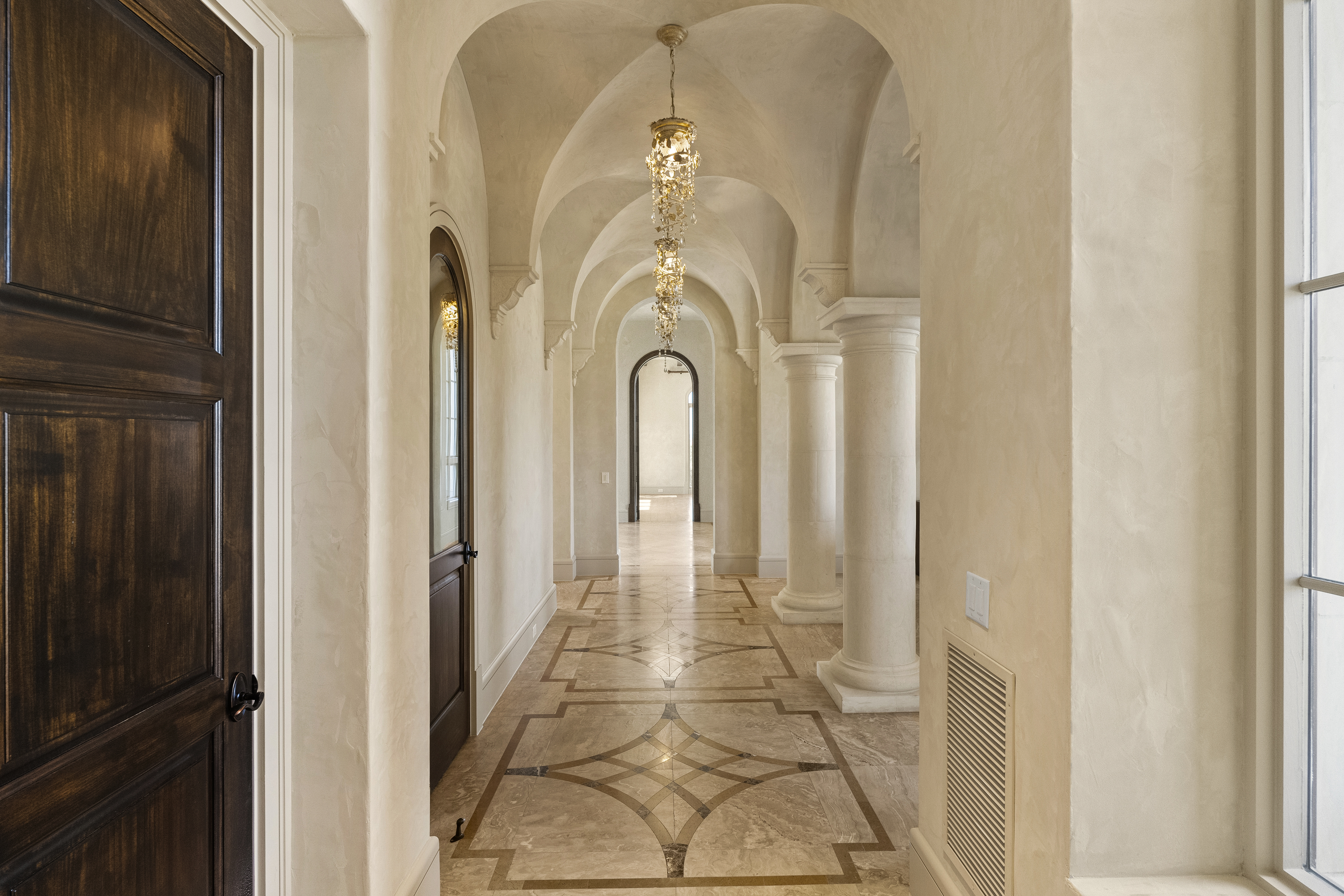  Mediterranean Style Estate in The Dominion - 物件實景