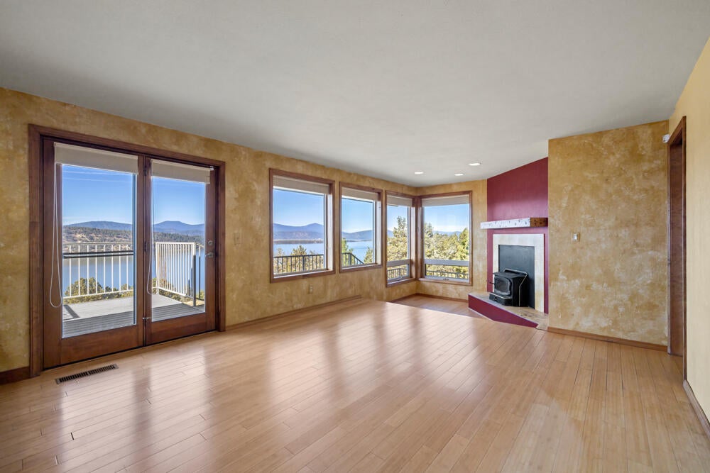 Klamath Falls, Oregon, 97601, United States, 4 Bedrooms Bedrooms, ,4 BathroomsBathrooms,Residential,For Sale,1804036